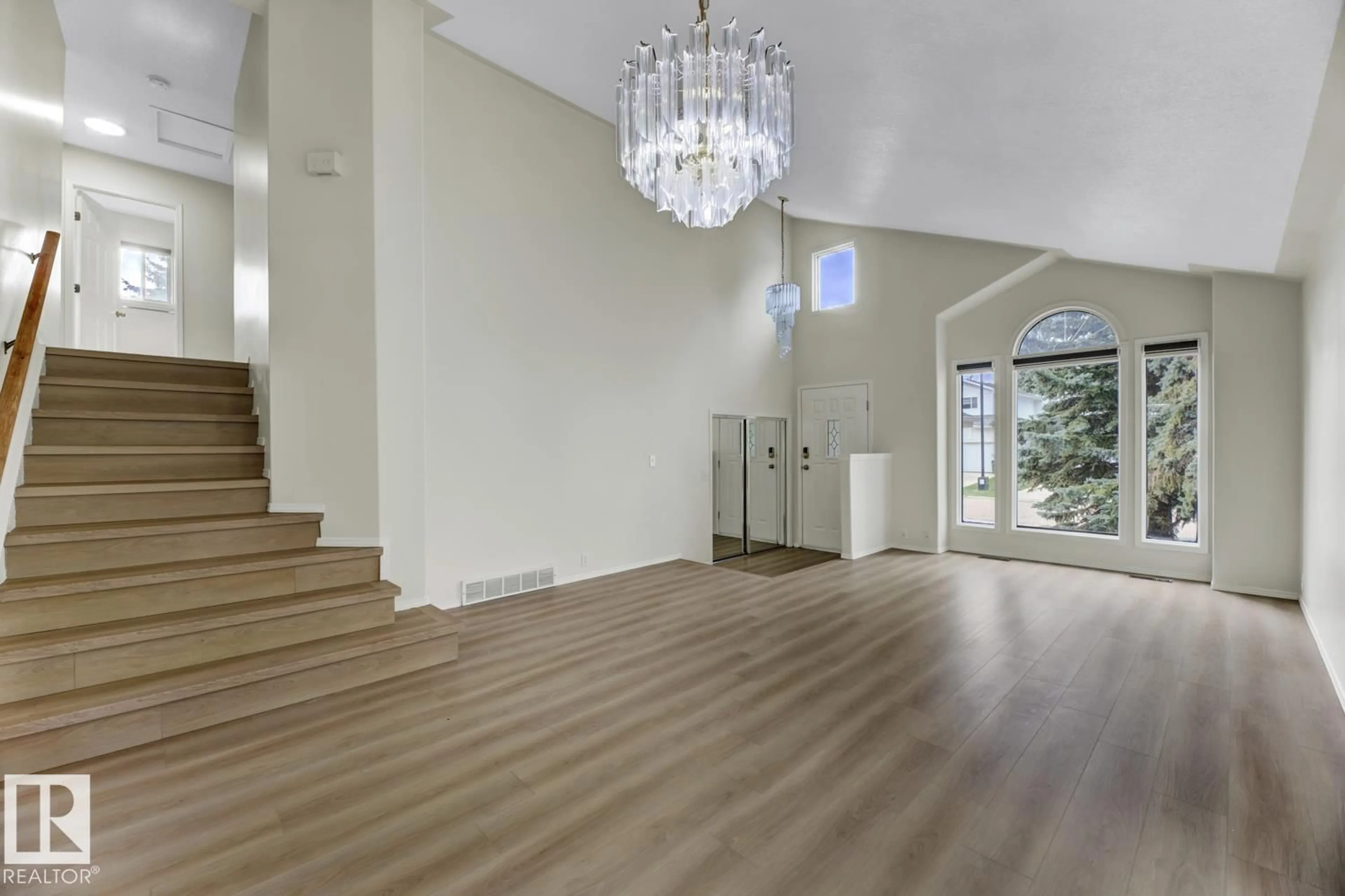Indoor foyer for 1187 POTTER GREENS DR, Edmonton Alberta T5T5Y6