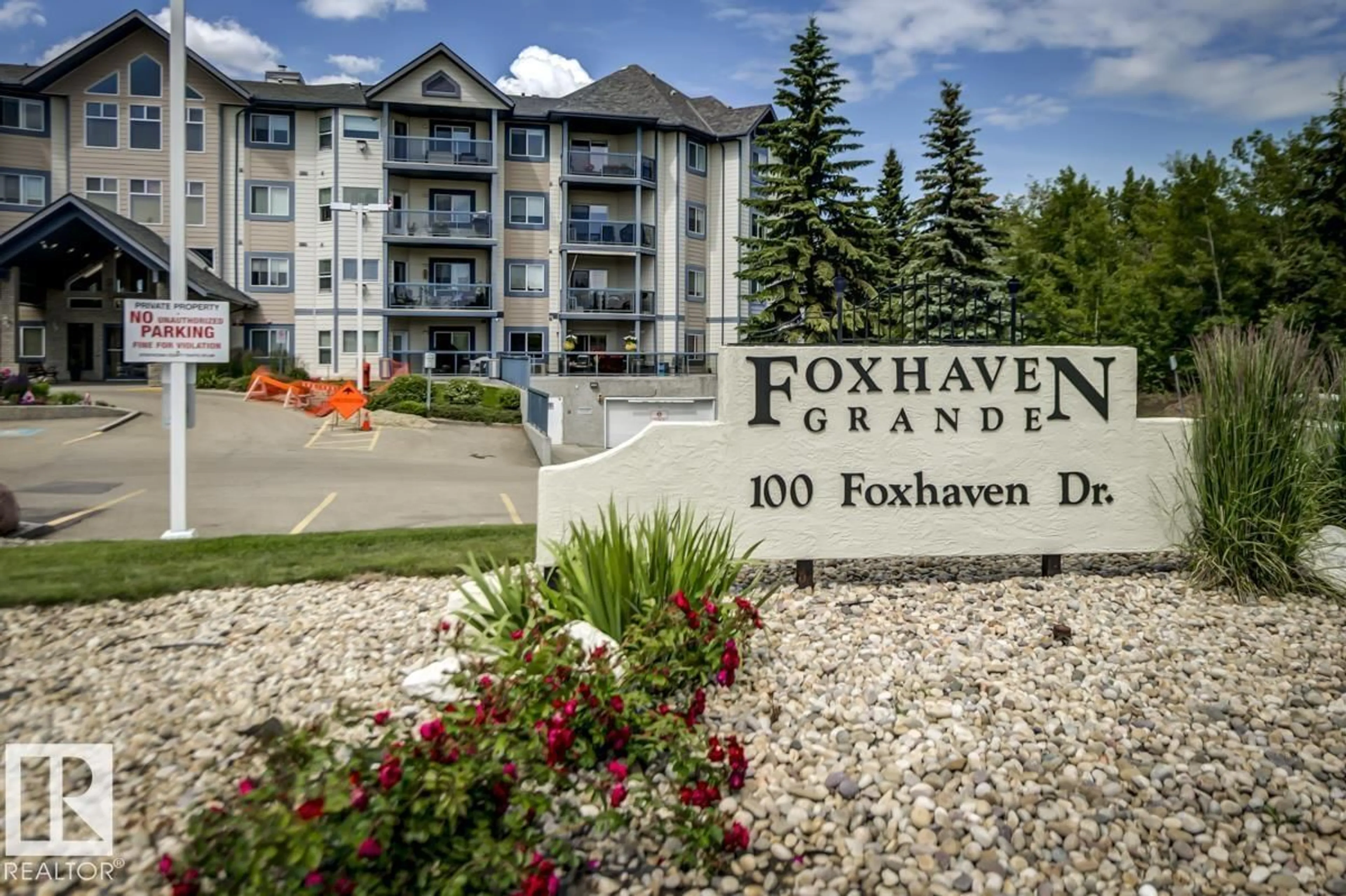 Indoor foyer for 100 - 318 FOXHAVEN DR, Sherwood Park Alberta T8A6B6