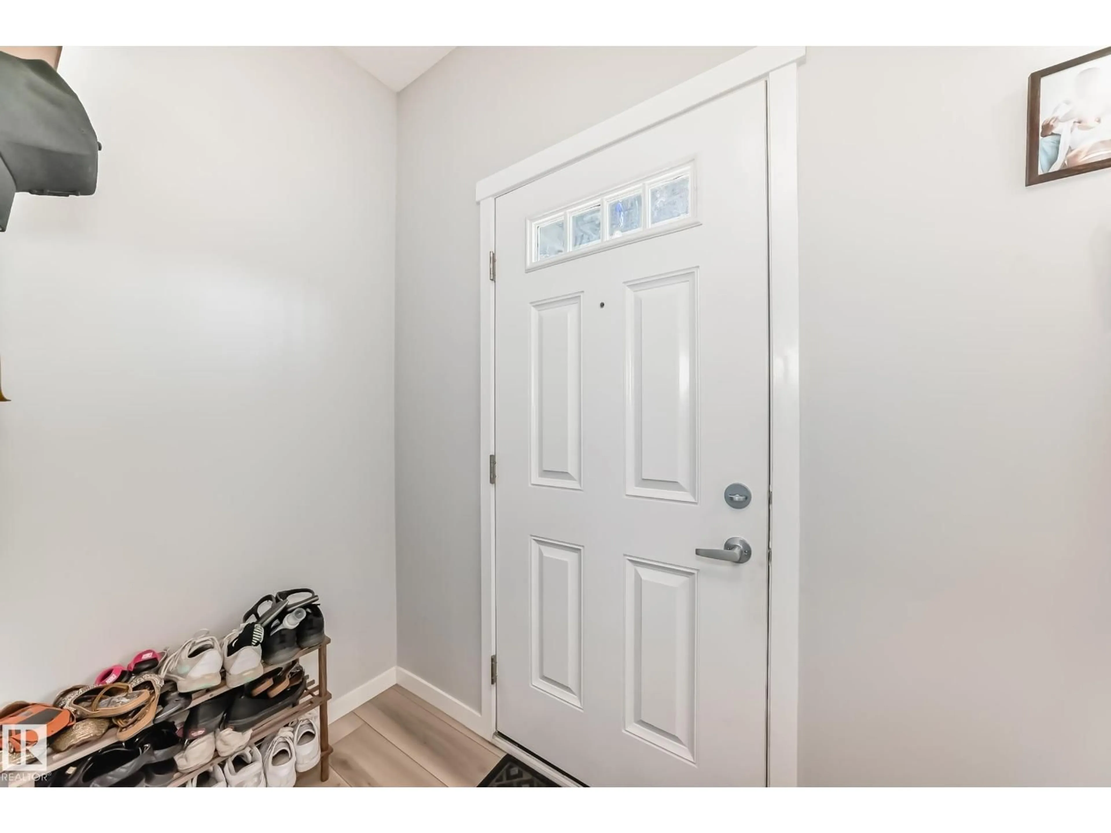 Indoor entryway for 1312 22 ST, Edmonton Alberta T6T2R6