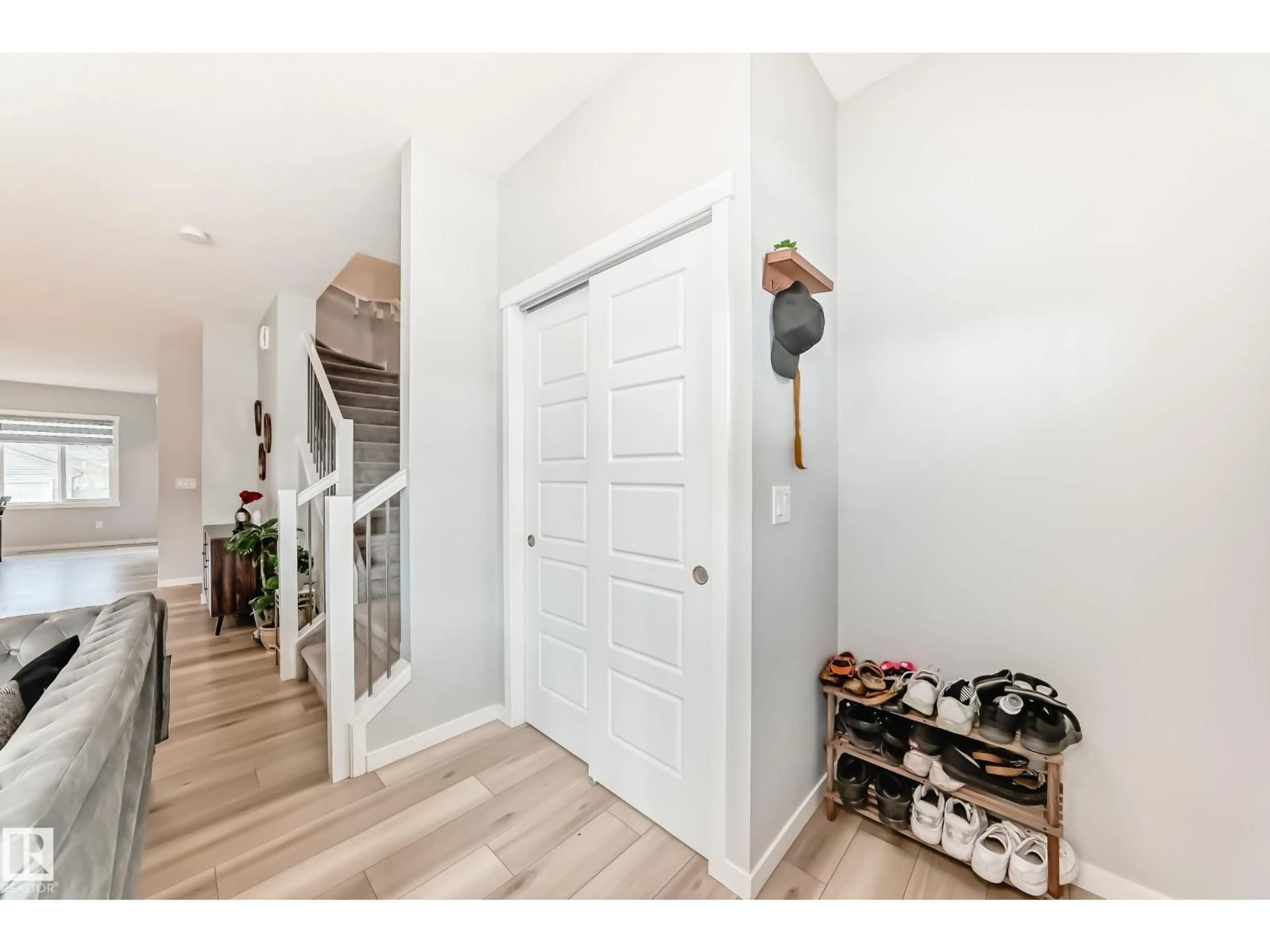 Indoor entryway for 1312 22 ST, Edmonton Alberta T6T2R6