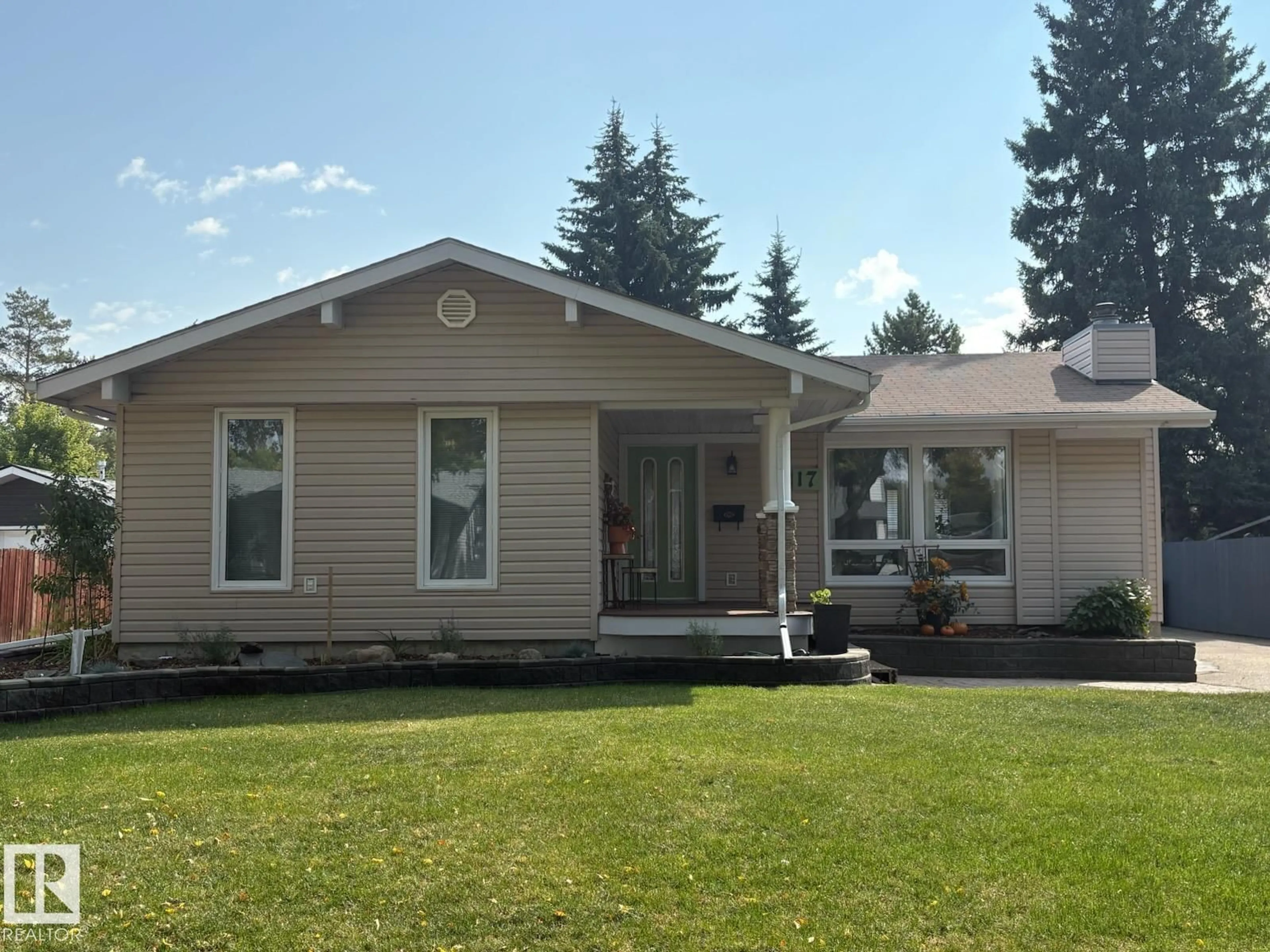 Home with vinyl exterior material, street for 17 LONGVIEW CR, St. Albert Alberta T8N2W1