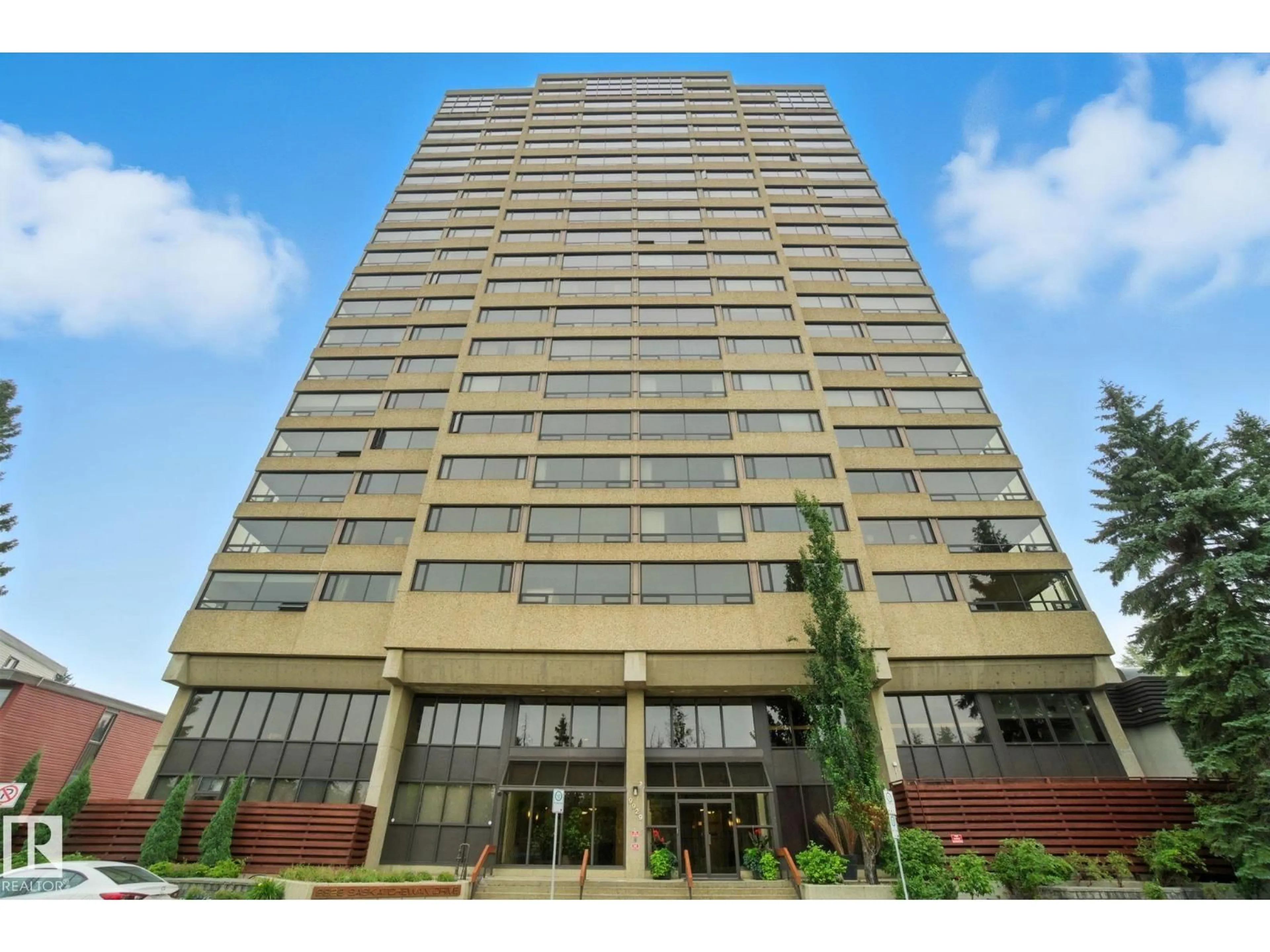 Indoor foyer for 203 - 9929 SASKATCHEWAN NW, Edmonton Alberta T6E5J9