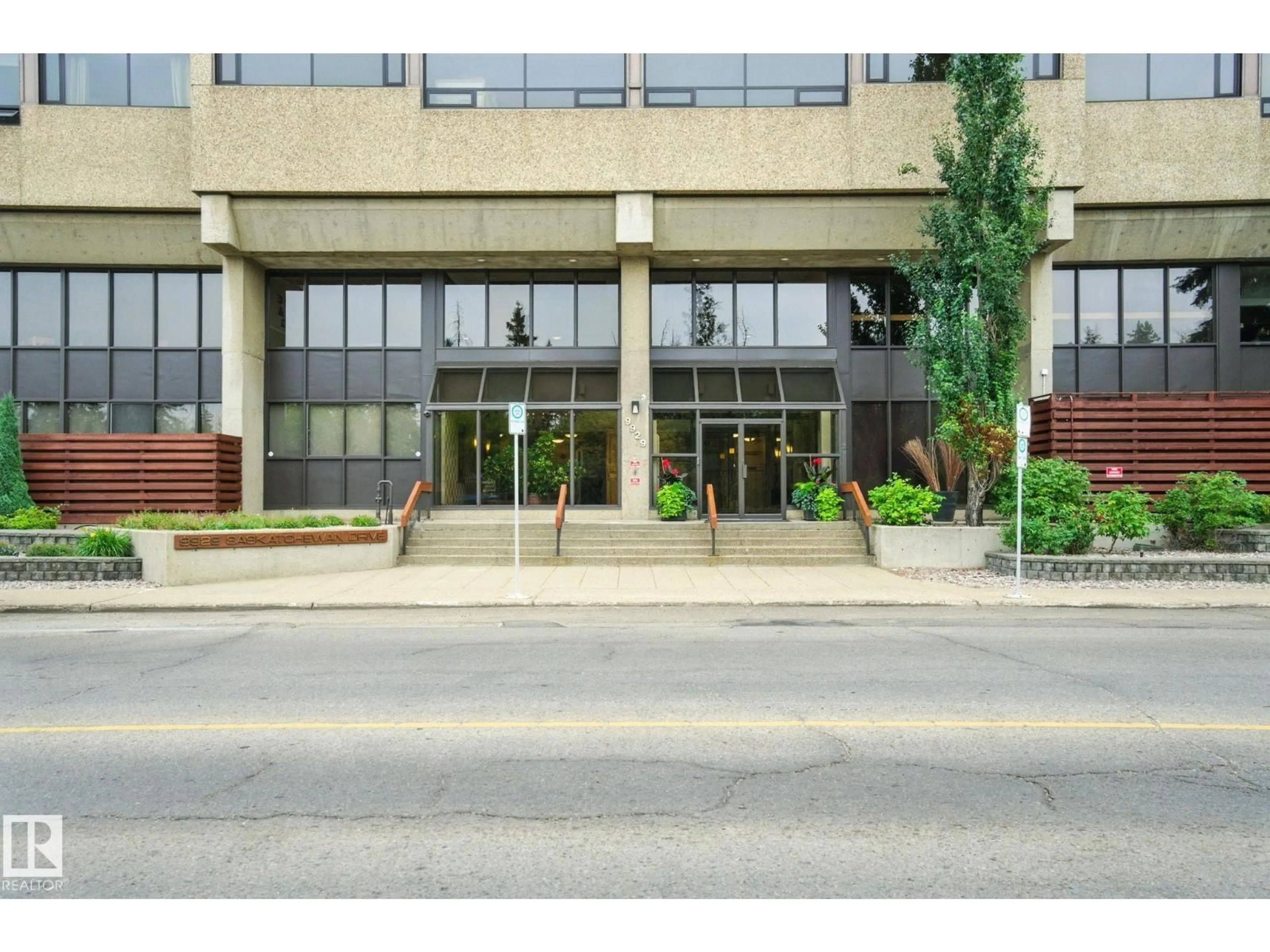 Indoor foyer for 203 - 9929 SASKATCHEWAN NW, Edmonton Alberta T6E5J9