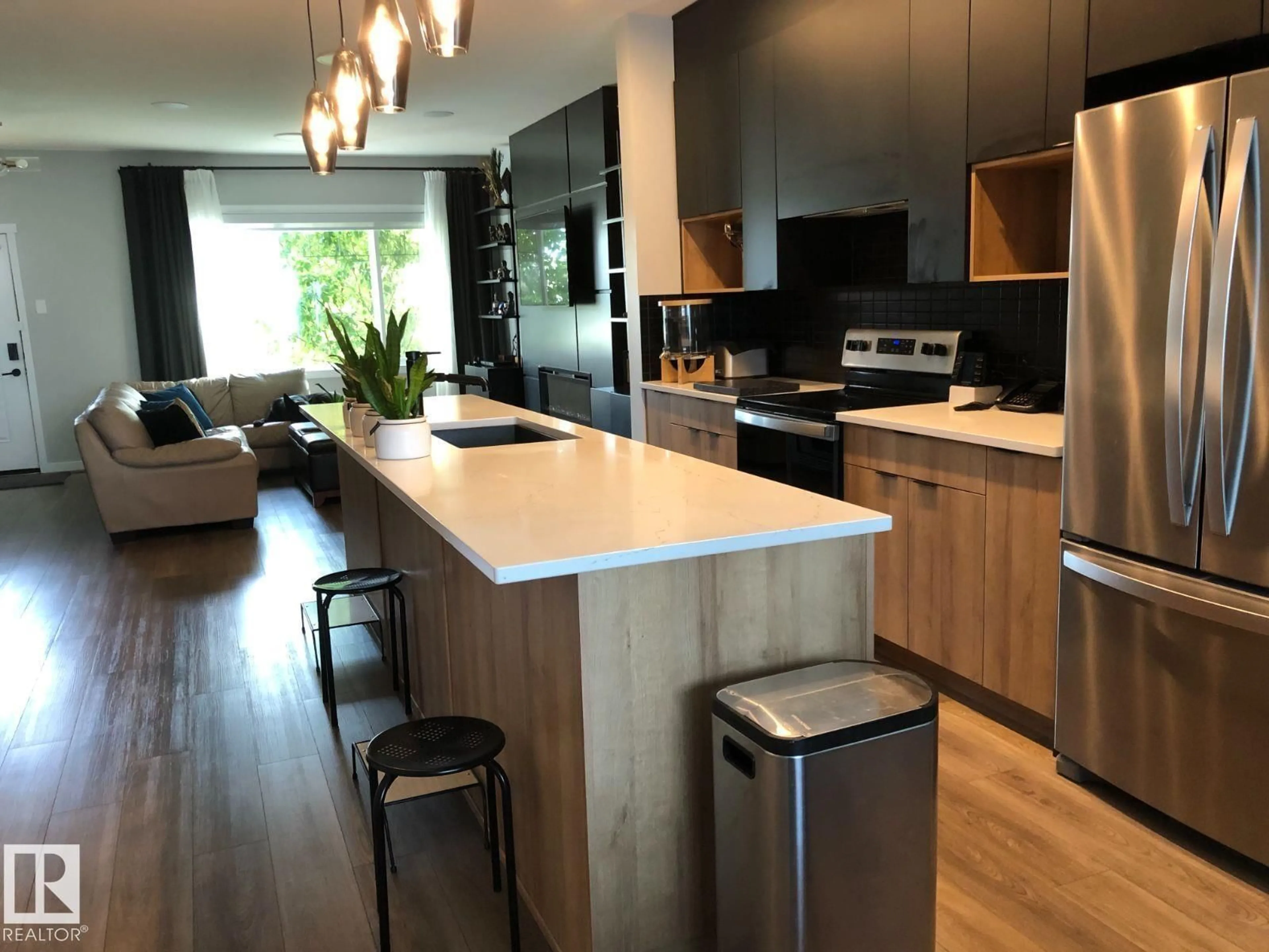 Contemporary kitchen, wood/laminate floor for 633 MERLIN LD, Edmonton Alberta T5S0M1