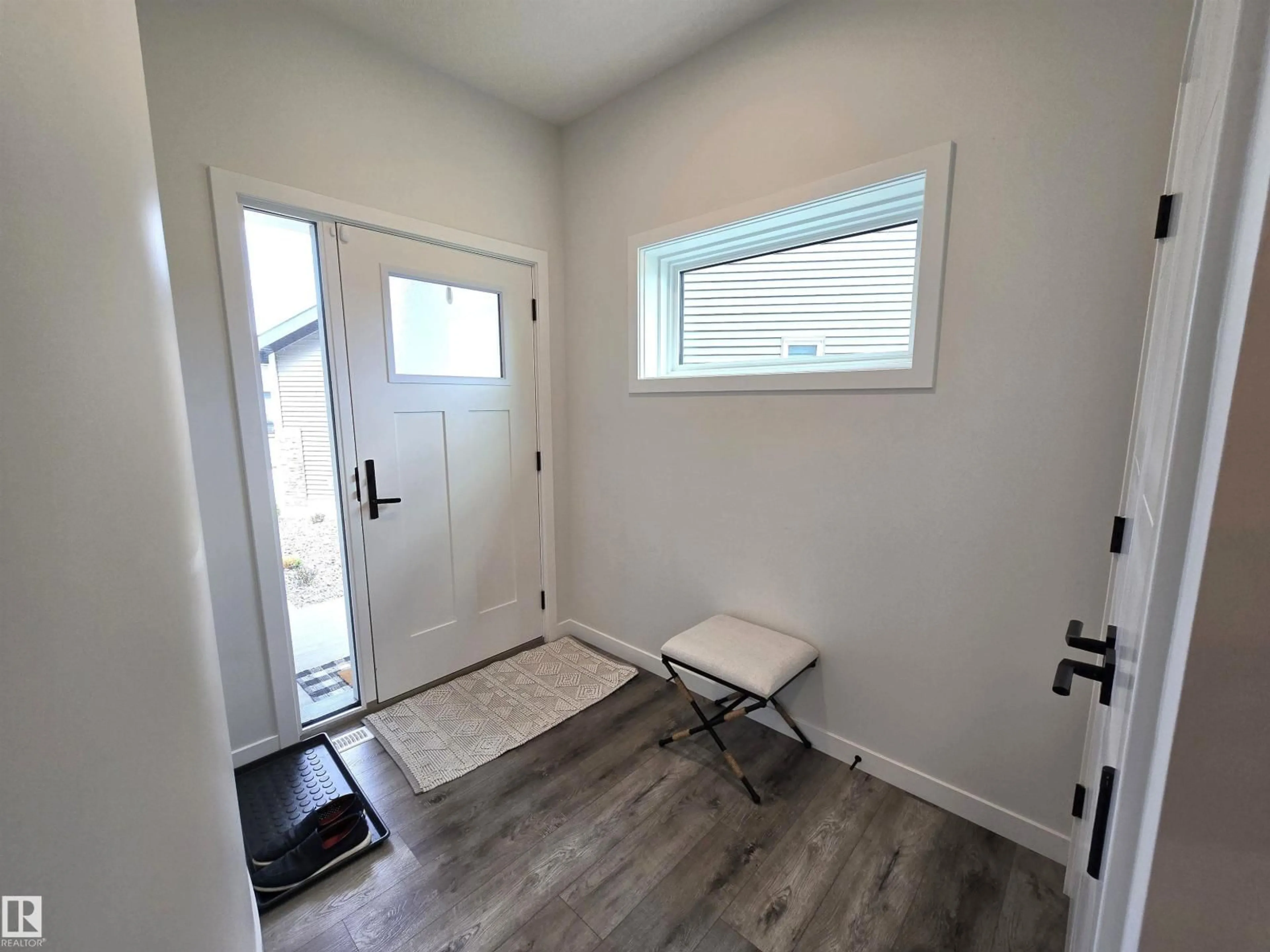 Indoor entryway for 1663 ENRIGHT WY, Edmonton Alberta T6M0Z2