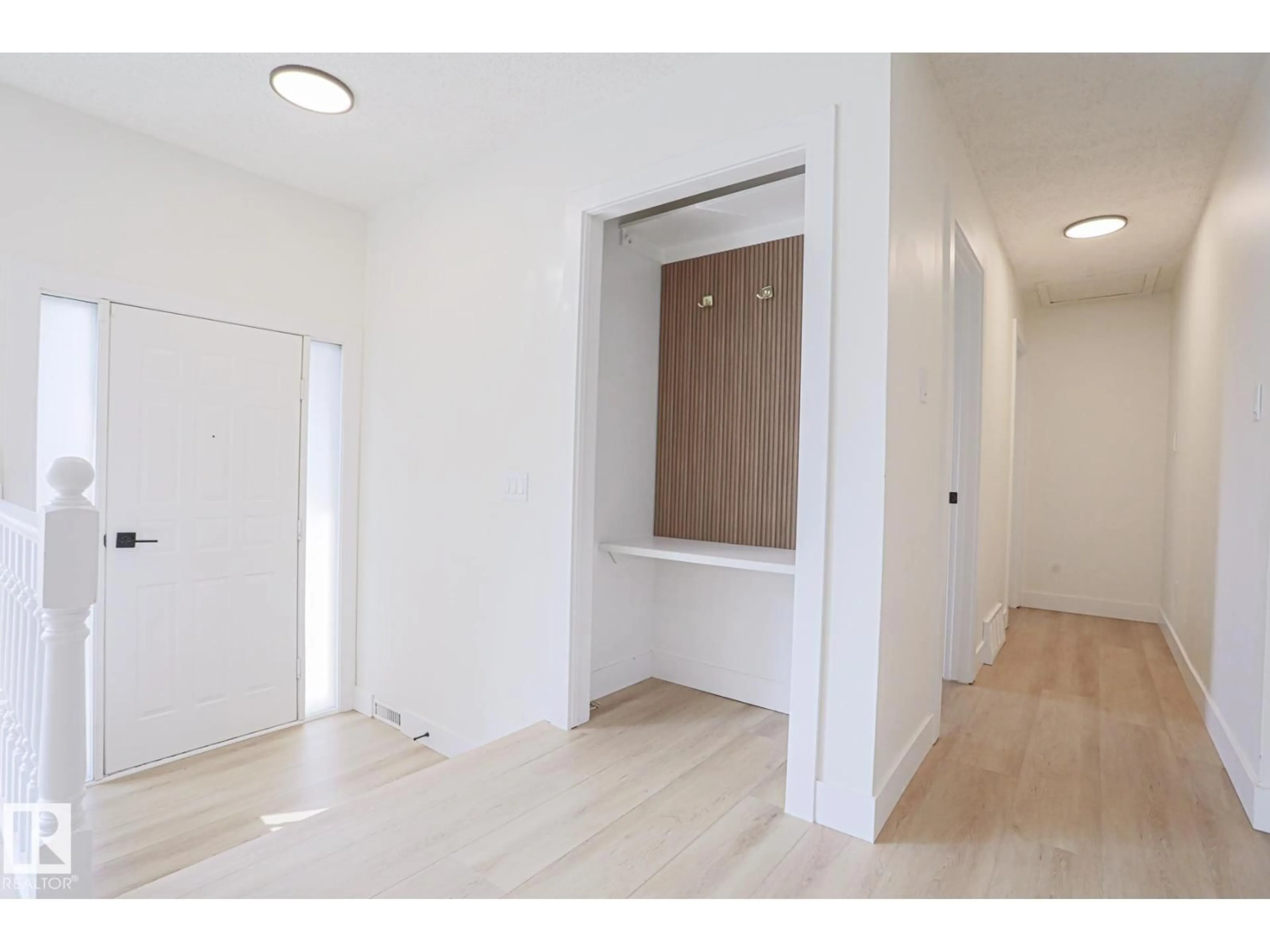 Indoor foyer for NW - 1831 51 ST, Edmonton Alberta T6L1X4