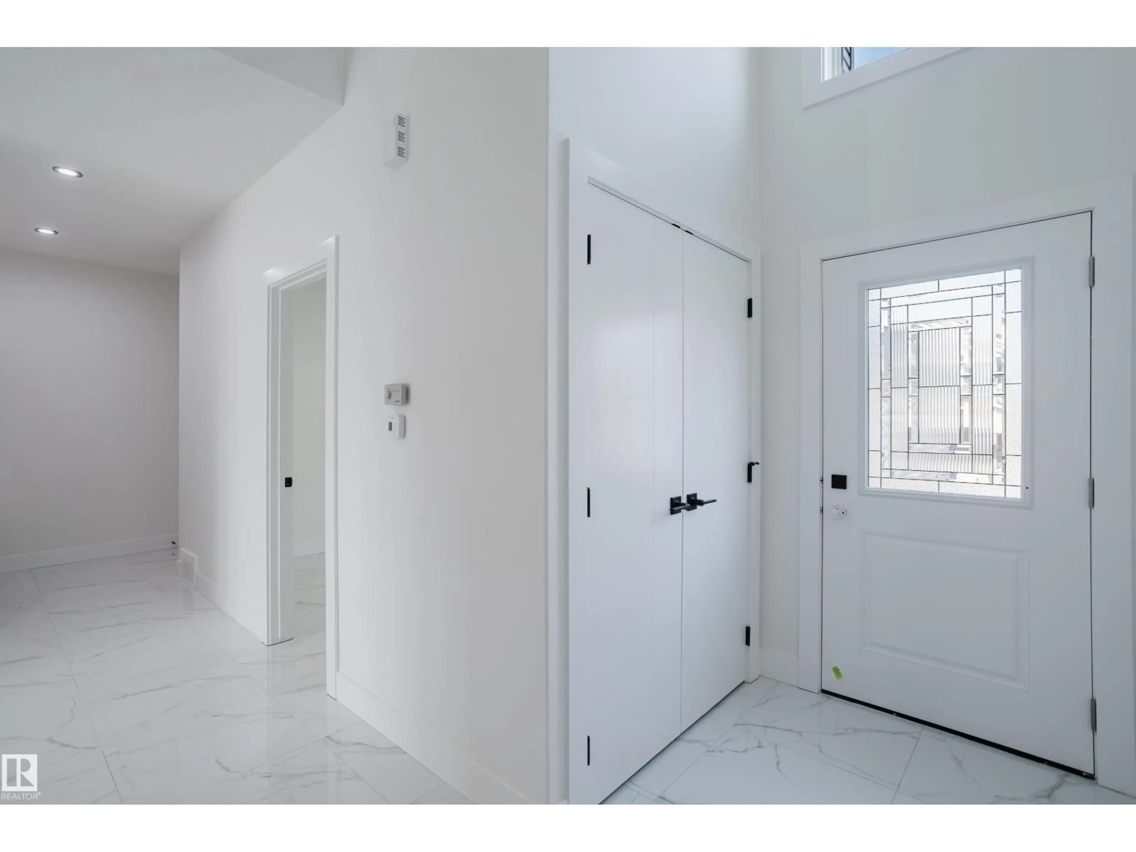Indoor entryway for 919 18 AV, Edmonton Alberta T6T2X3