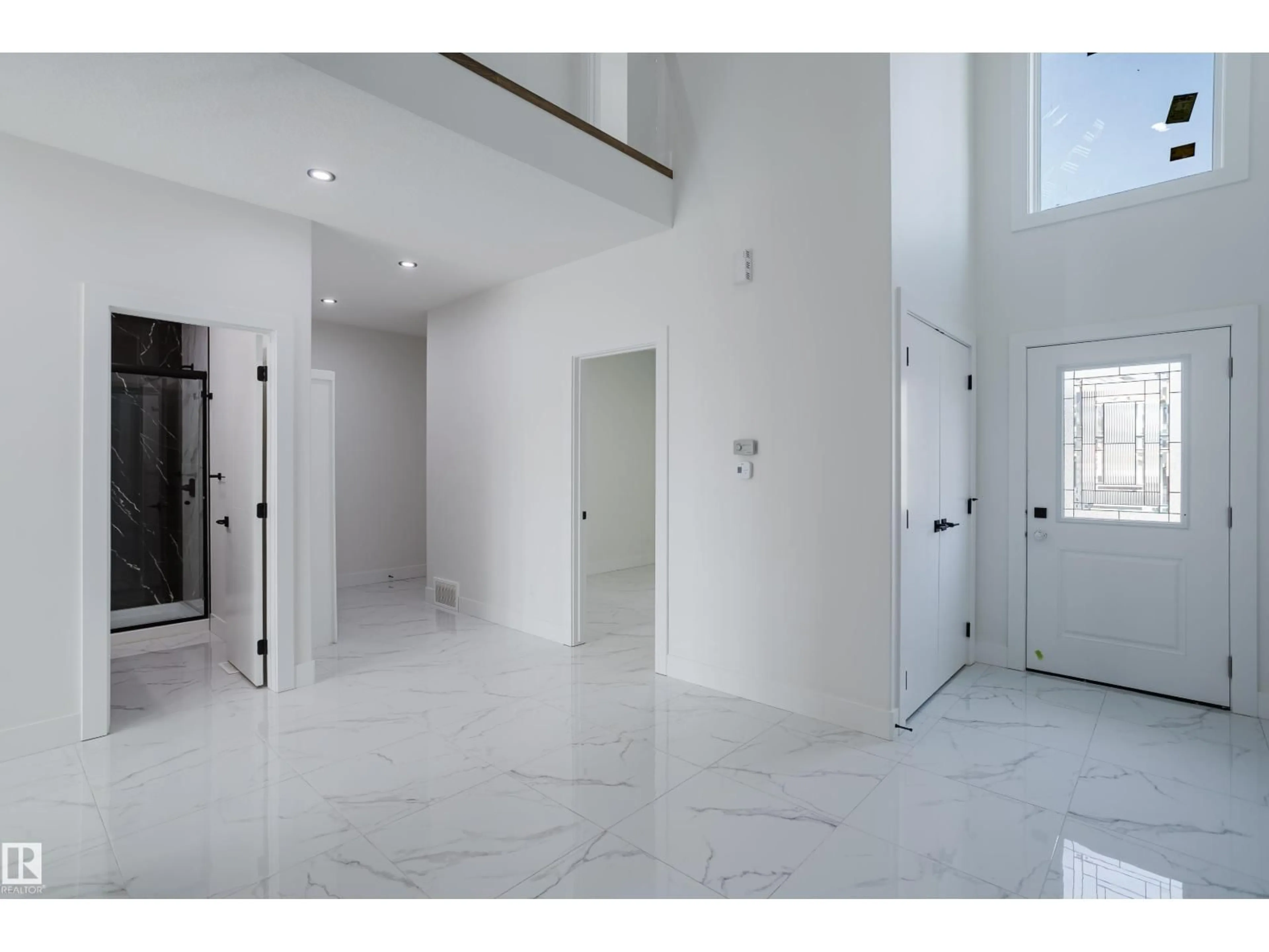 Indoor foyer for 919 18 AV, Edmonton Alberta T6T2X3