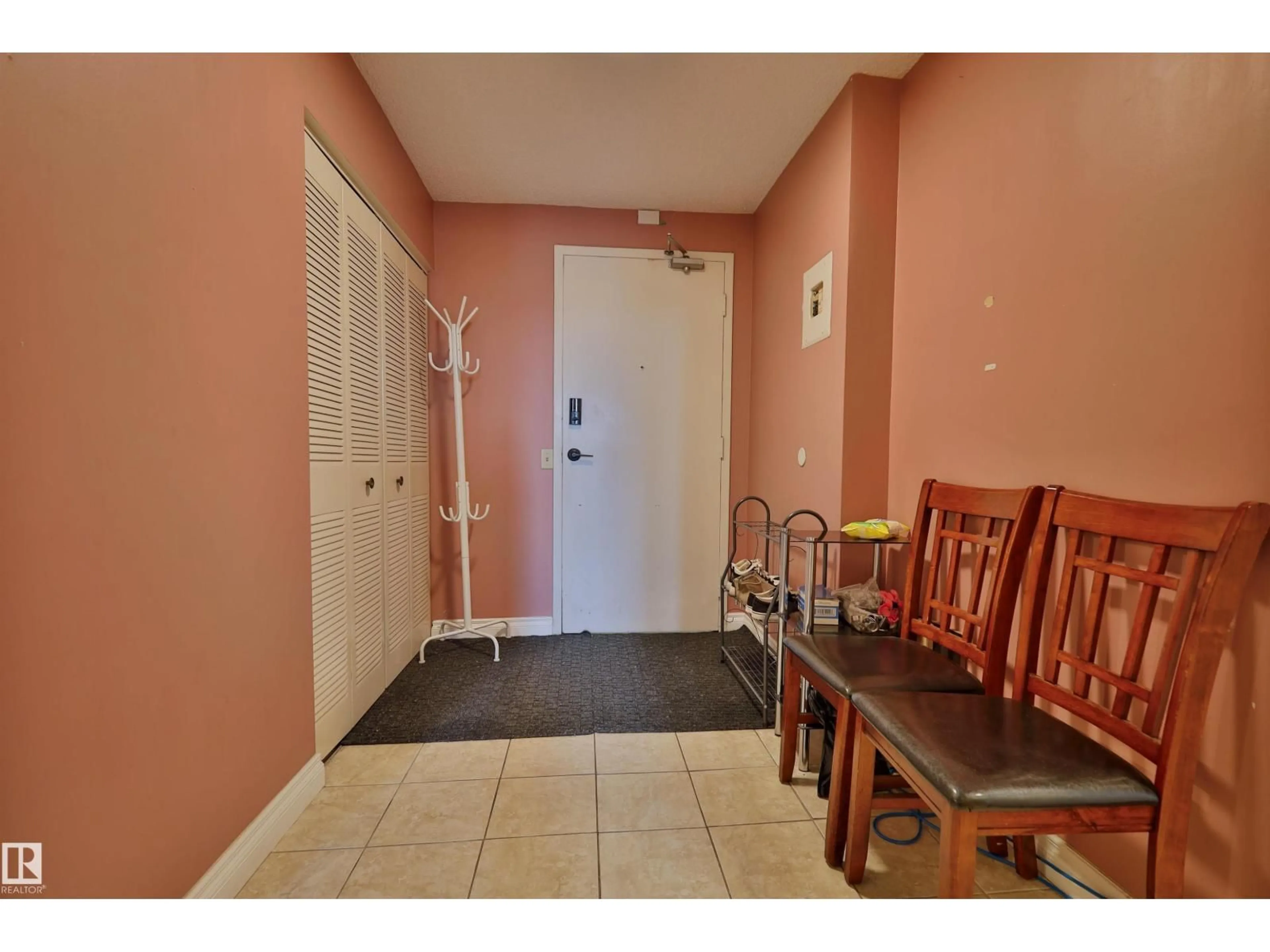 Indoor foyer for 505 - 10175 109 ST NW, Edmonton Alberta T5J3P2