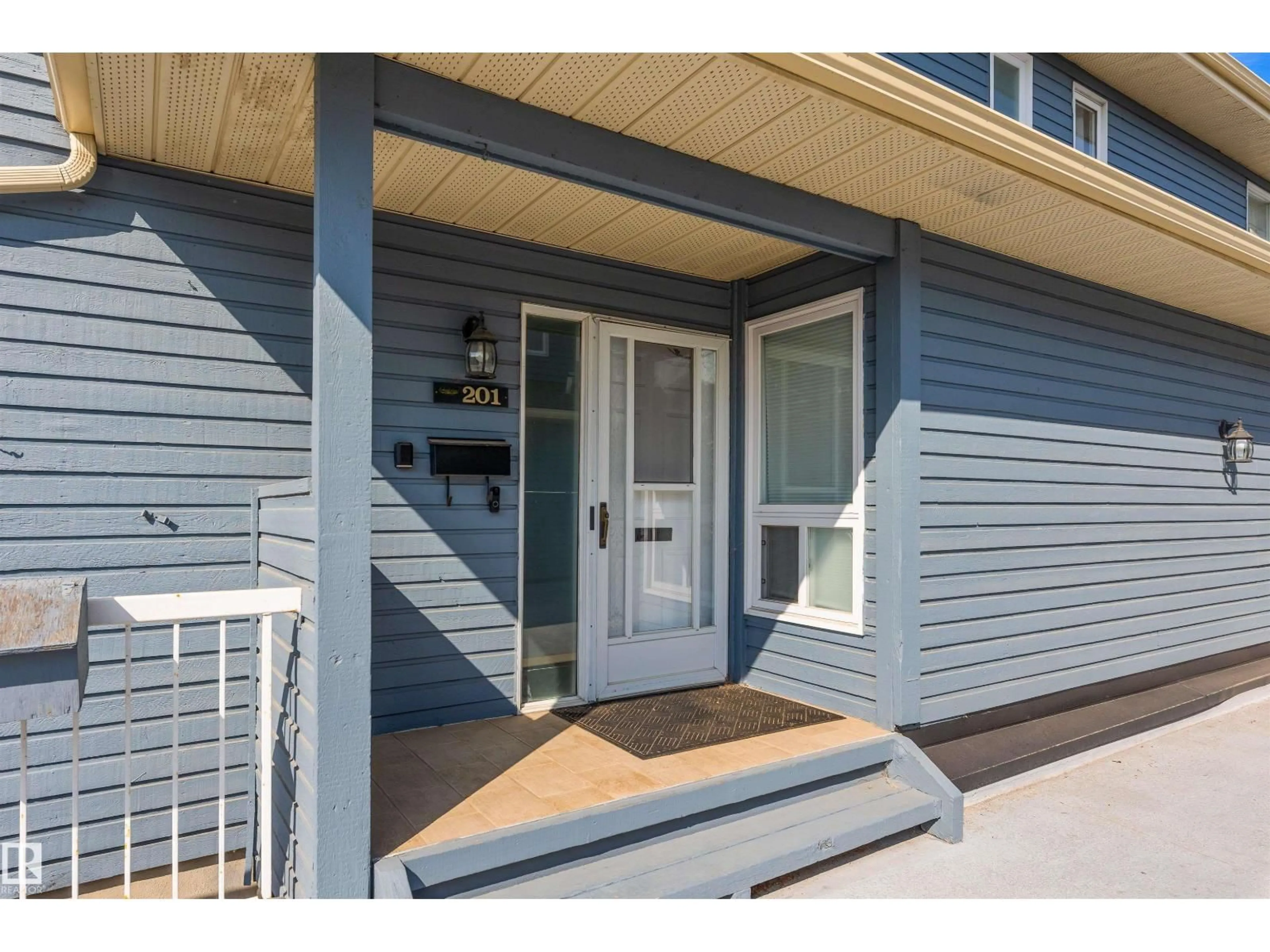 Indoor entryway for 201 LAKESIDE GR, St. Albert Alberta T8N3T3
