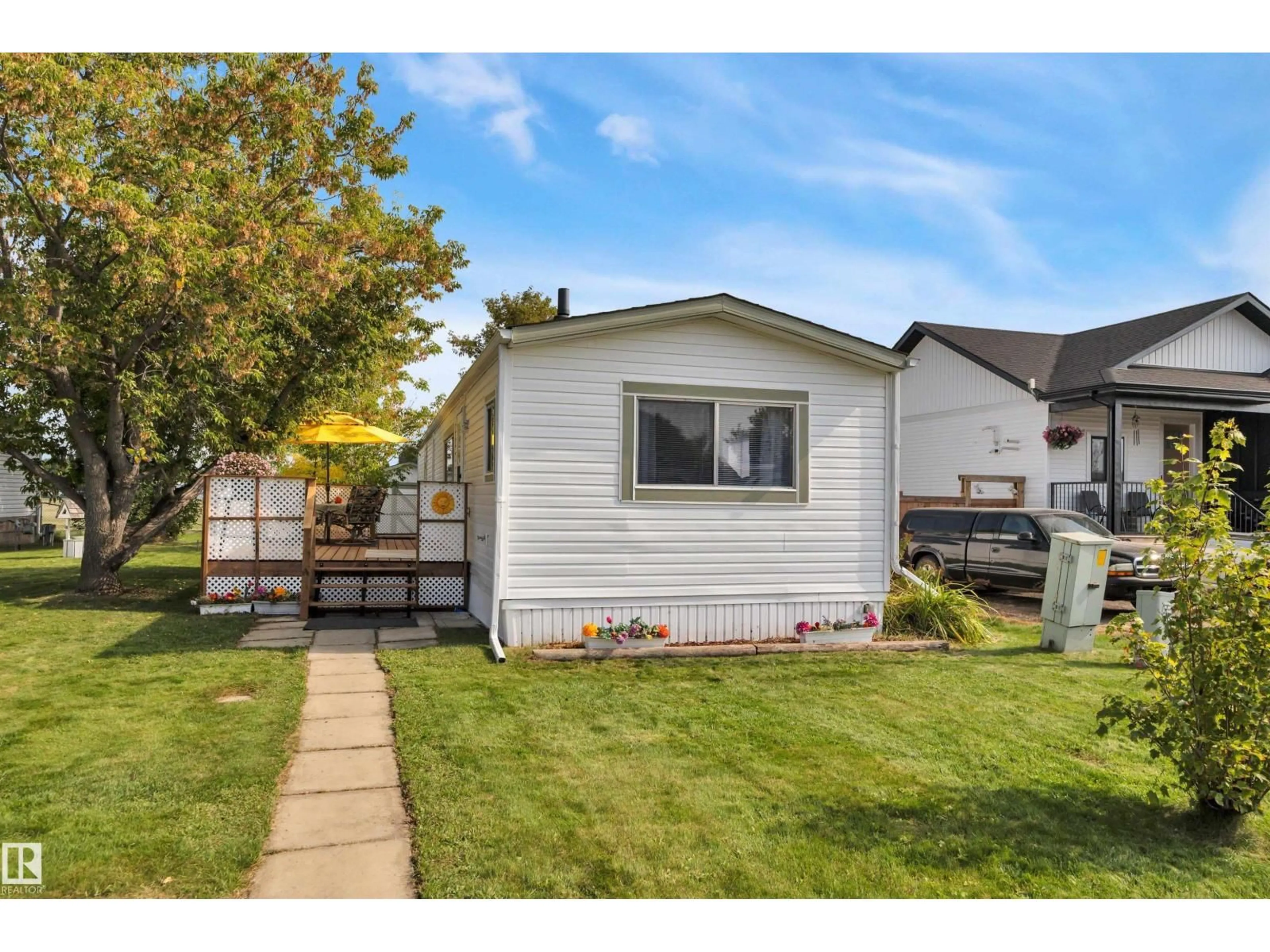 Home with vinyl exterior material, street for 46 CALMAR MOBILE HOME PARK, Calmar Alberta T0C0V0