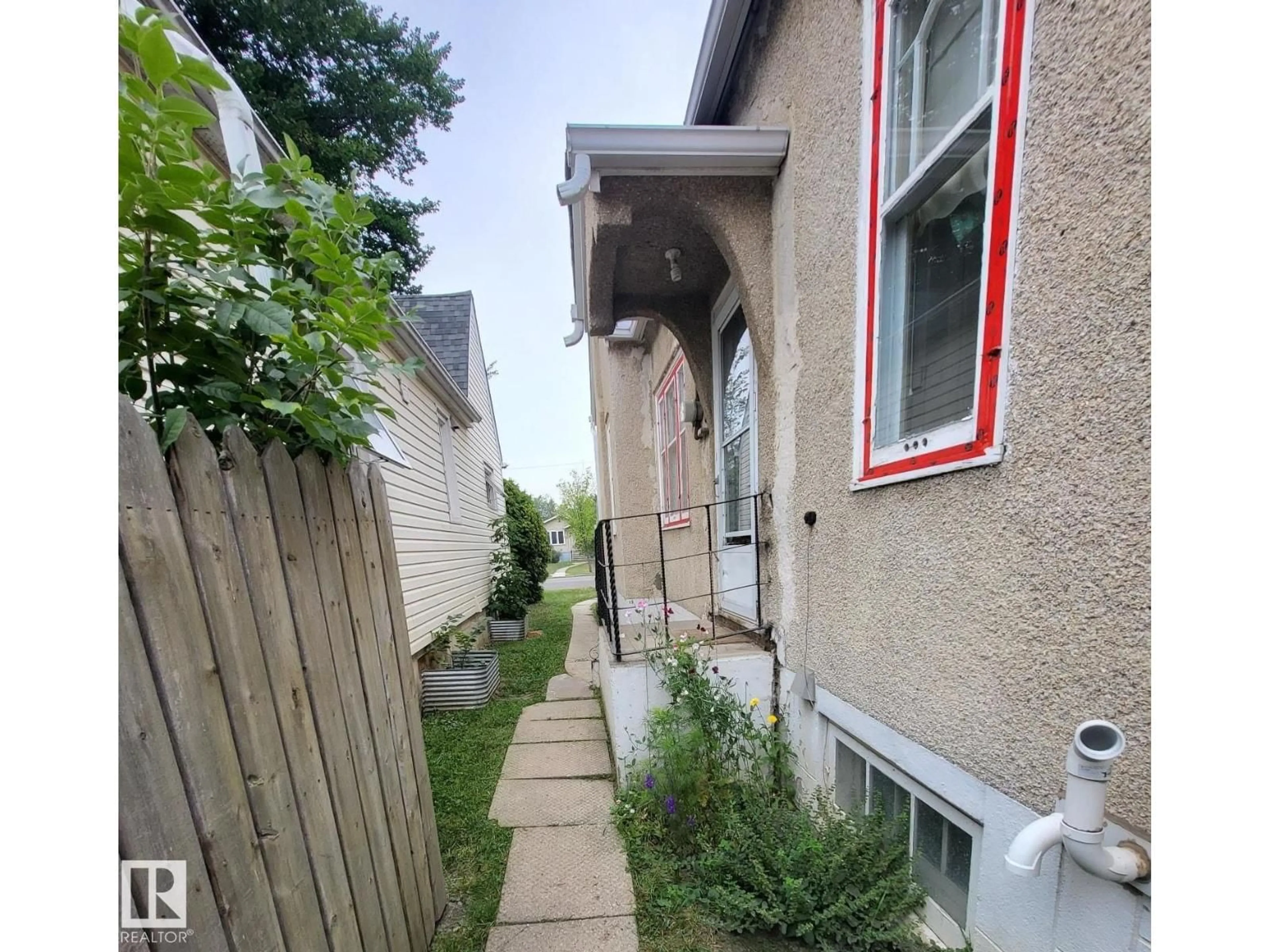 Patio, street for 11515 101 ST, Edmonton Alberta T5G2B2