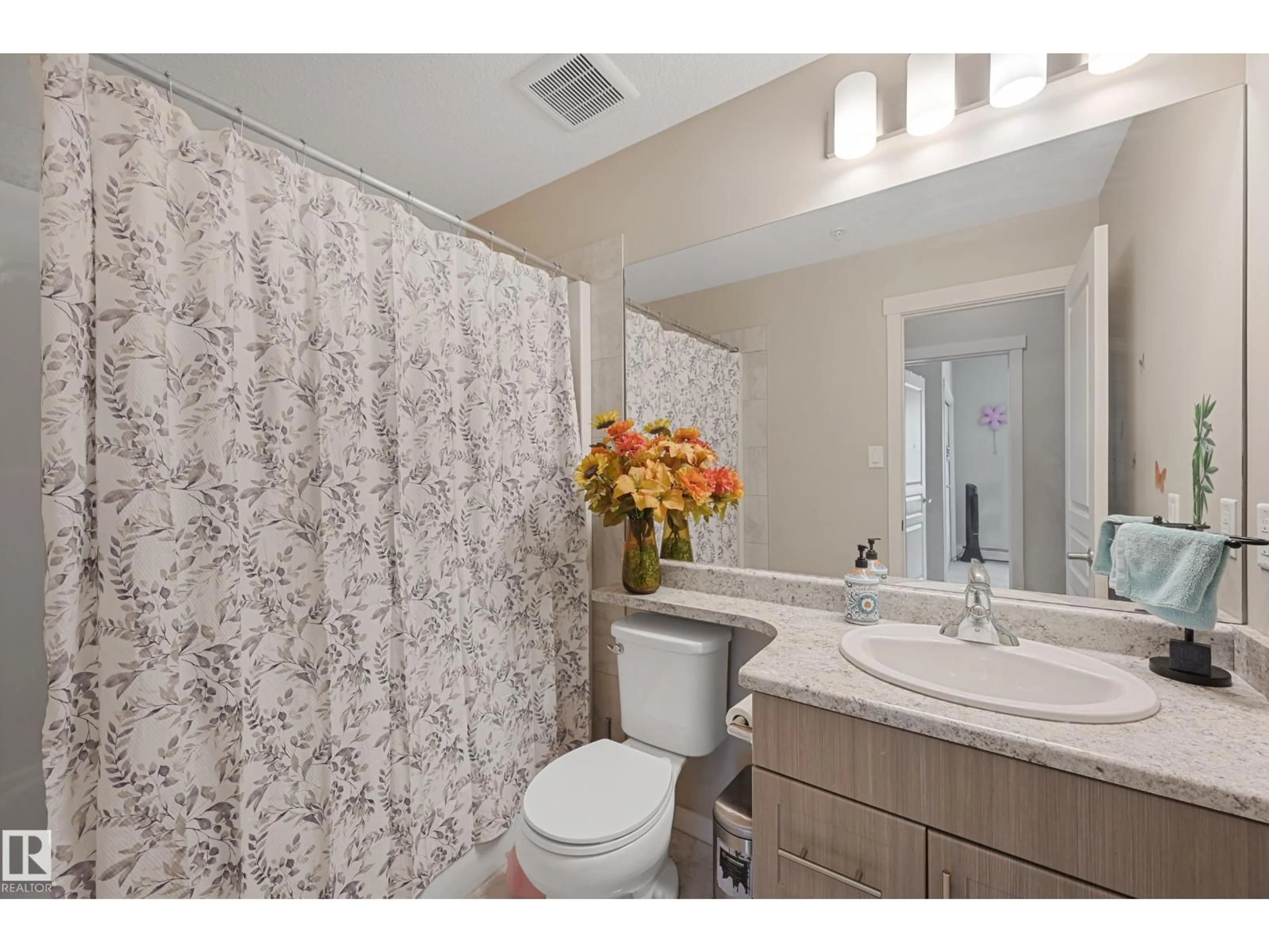 Standard bathroom, ceramic/tile floor for 812 - 102 WELSH DR, Edmonton Alberta T6X1Y7