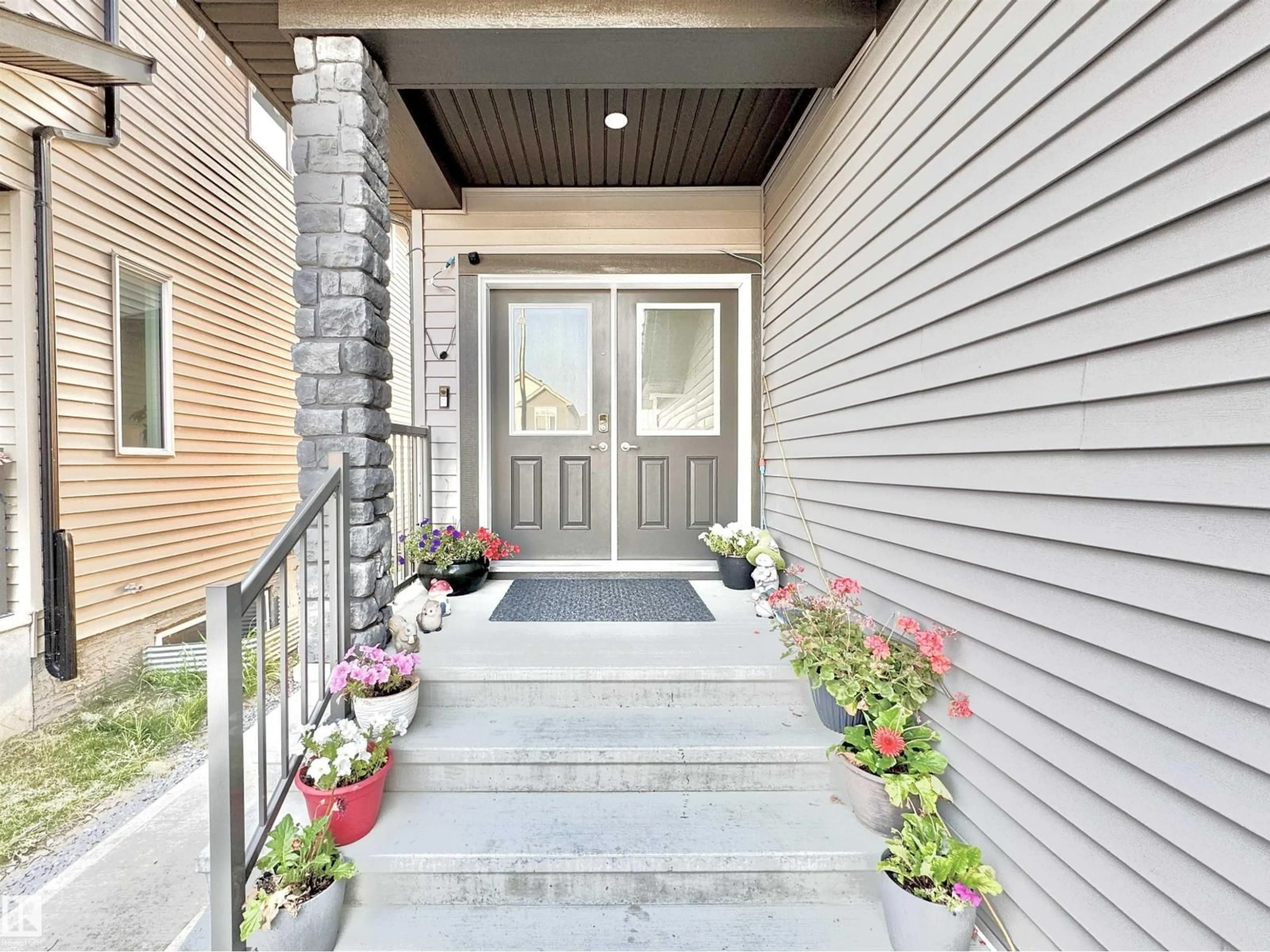 Indoor entryway for 1636 14 ST, Edmonton Alberta T6T2N7