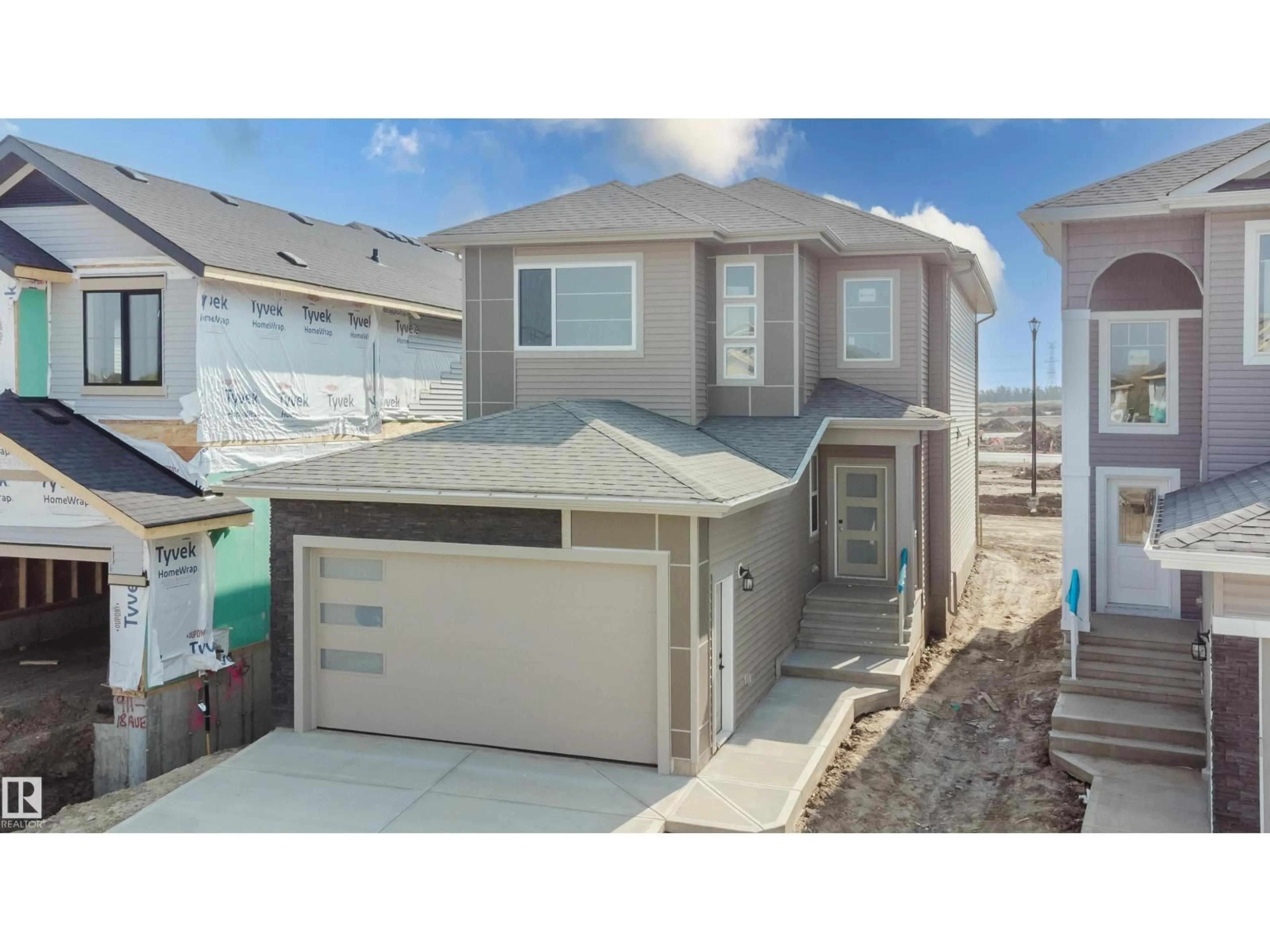 Home with vinyl exterior material, street for 915 18 AV, Edmonton Alberta T6T2X3