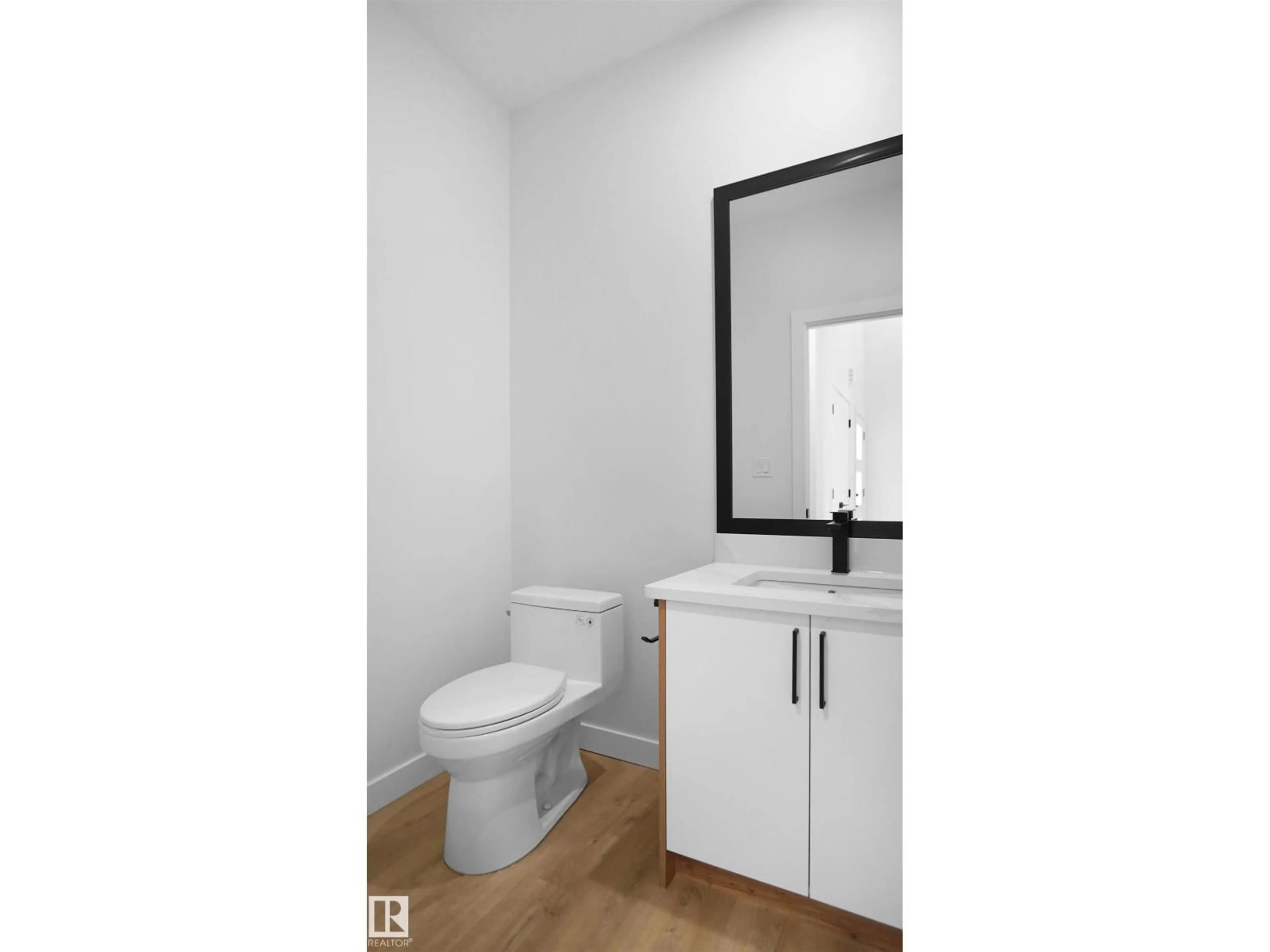 Standard bathroom, unknown for 10 AXELWOOD CRESCENT, Spruce Grove Alberta T7X4G4