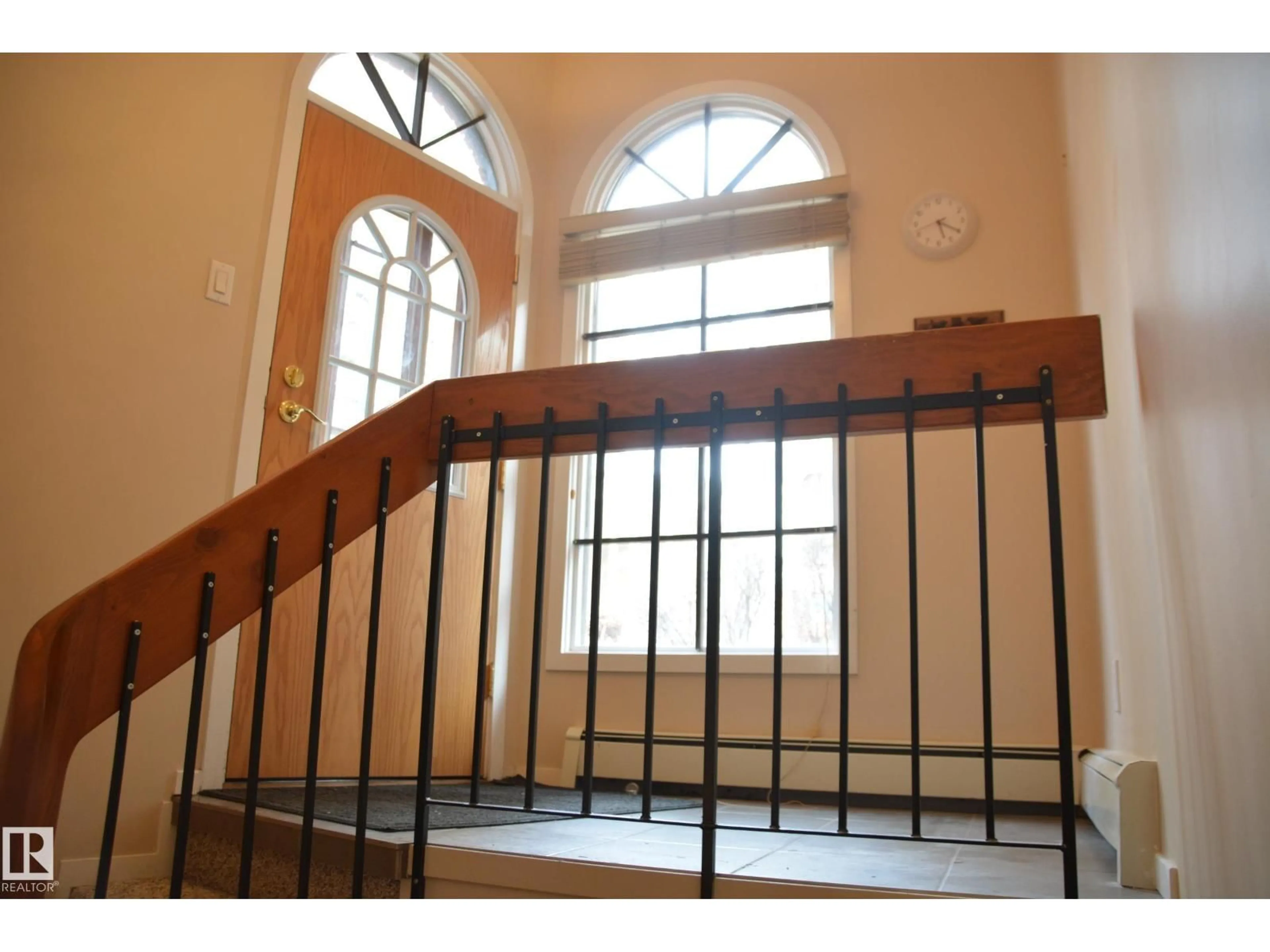 Indoor foyer for 11176 83 AV, Edmonton Alberta T6G0V1