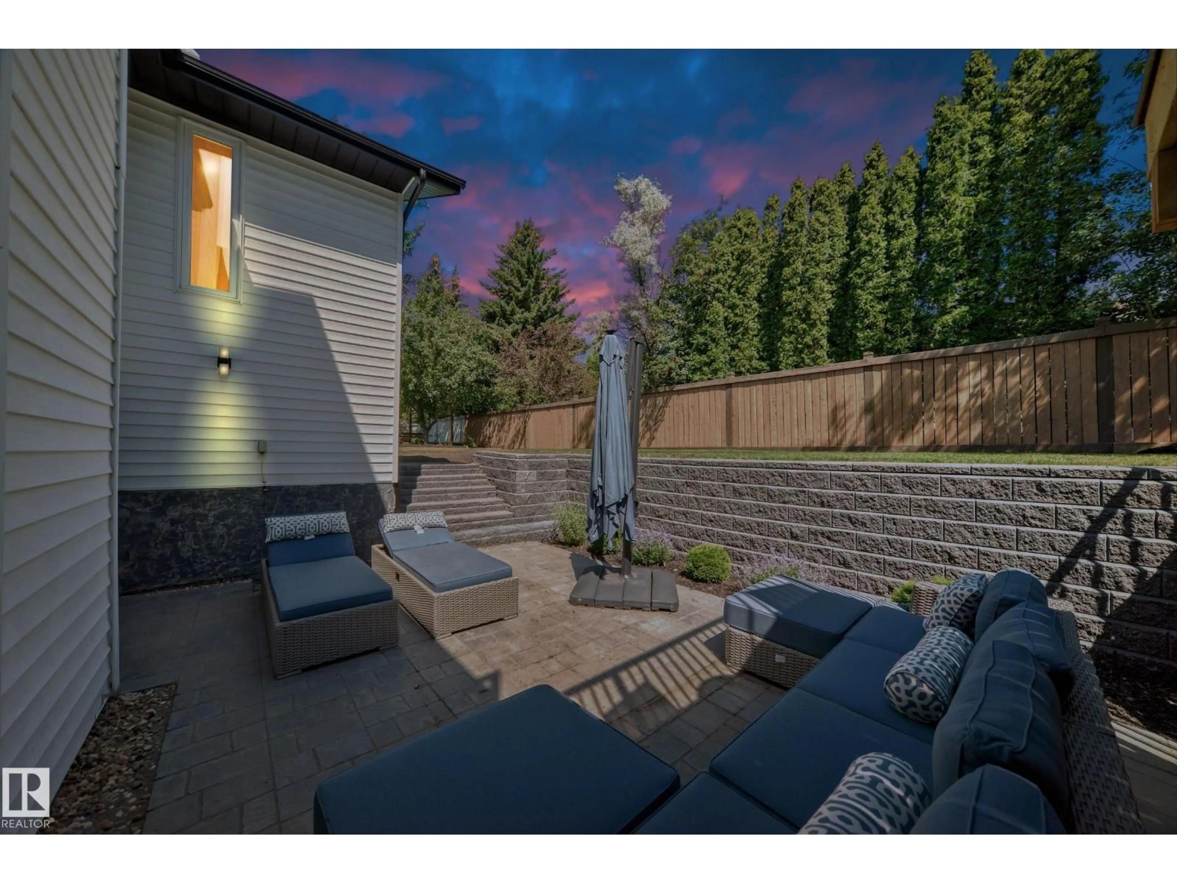 Patio, street for 424 BUTCHART DR, Edmonton Alberta T6R1R1