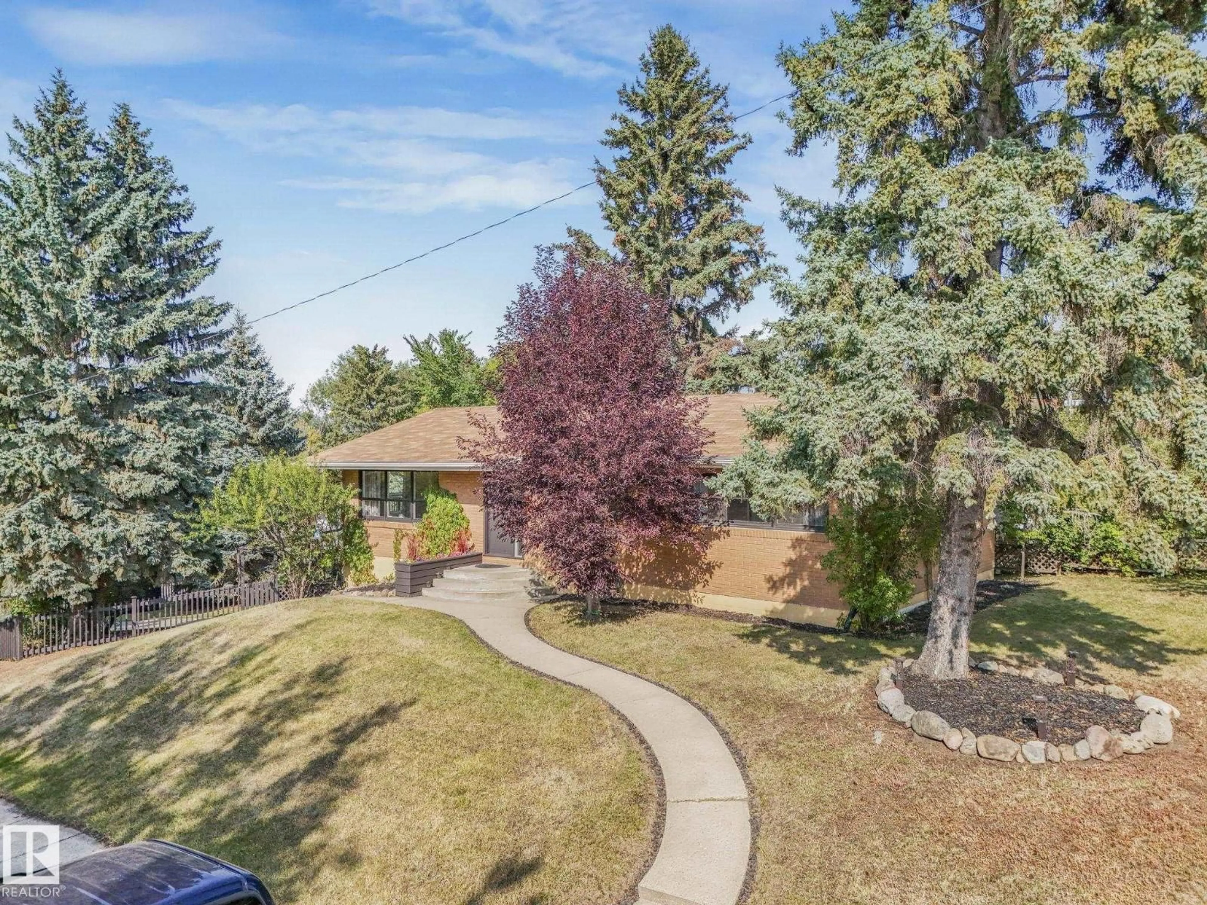 A pic from outside/outdoor area/front of a property/back of a property/a pic from drone, street for 41 BALMORAL DR, St. Albert Alberta T8N0C1