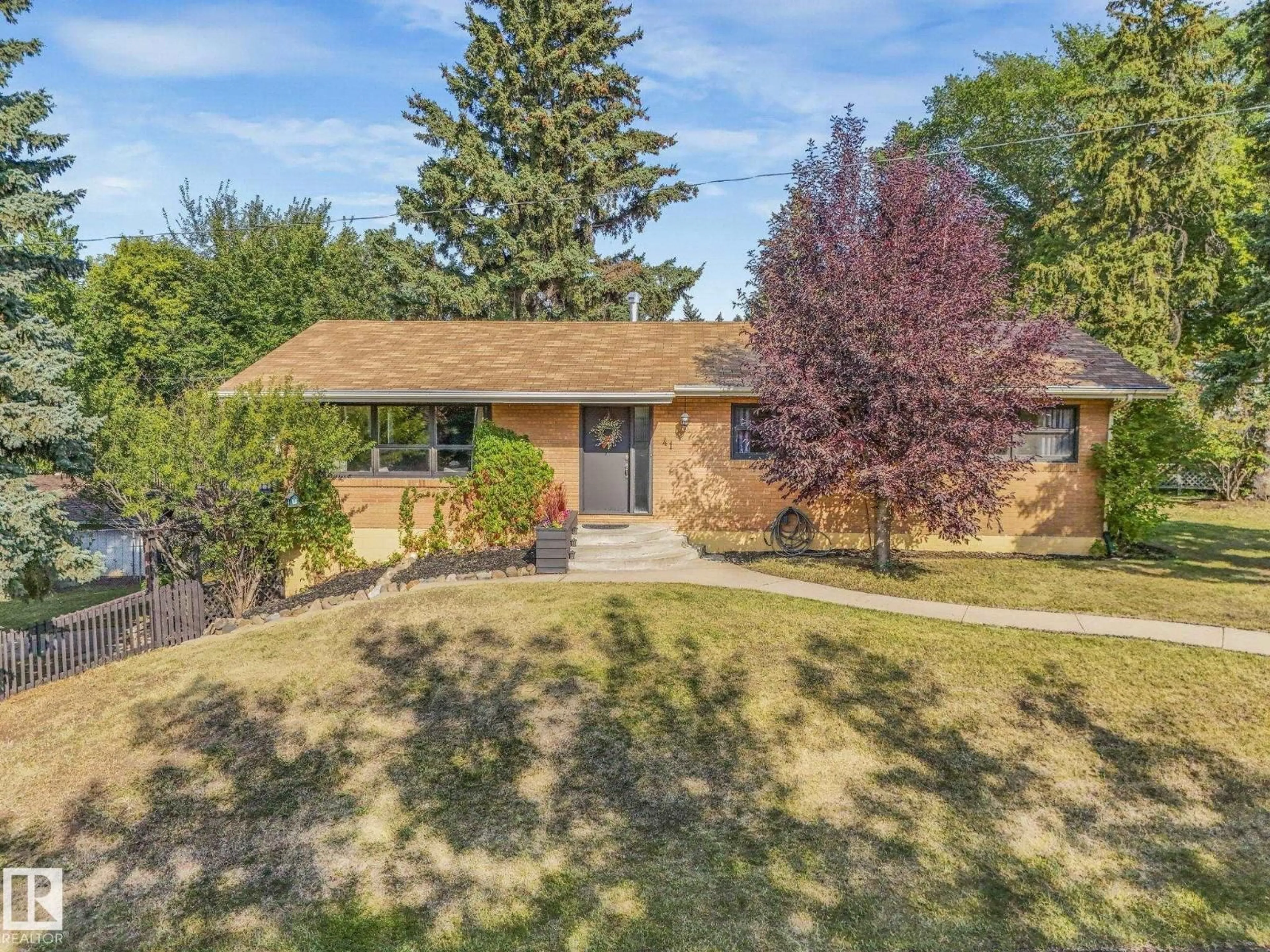 A pic from outside/outdoor area/front of a property/back of a property/a pic from drone, street for 41 BALMORAL DR, St. Albert Alberta T8N0C1