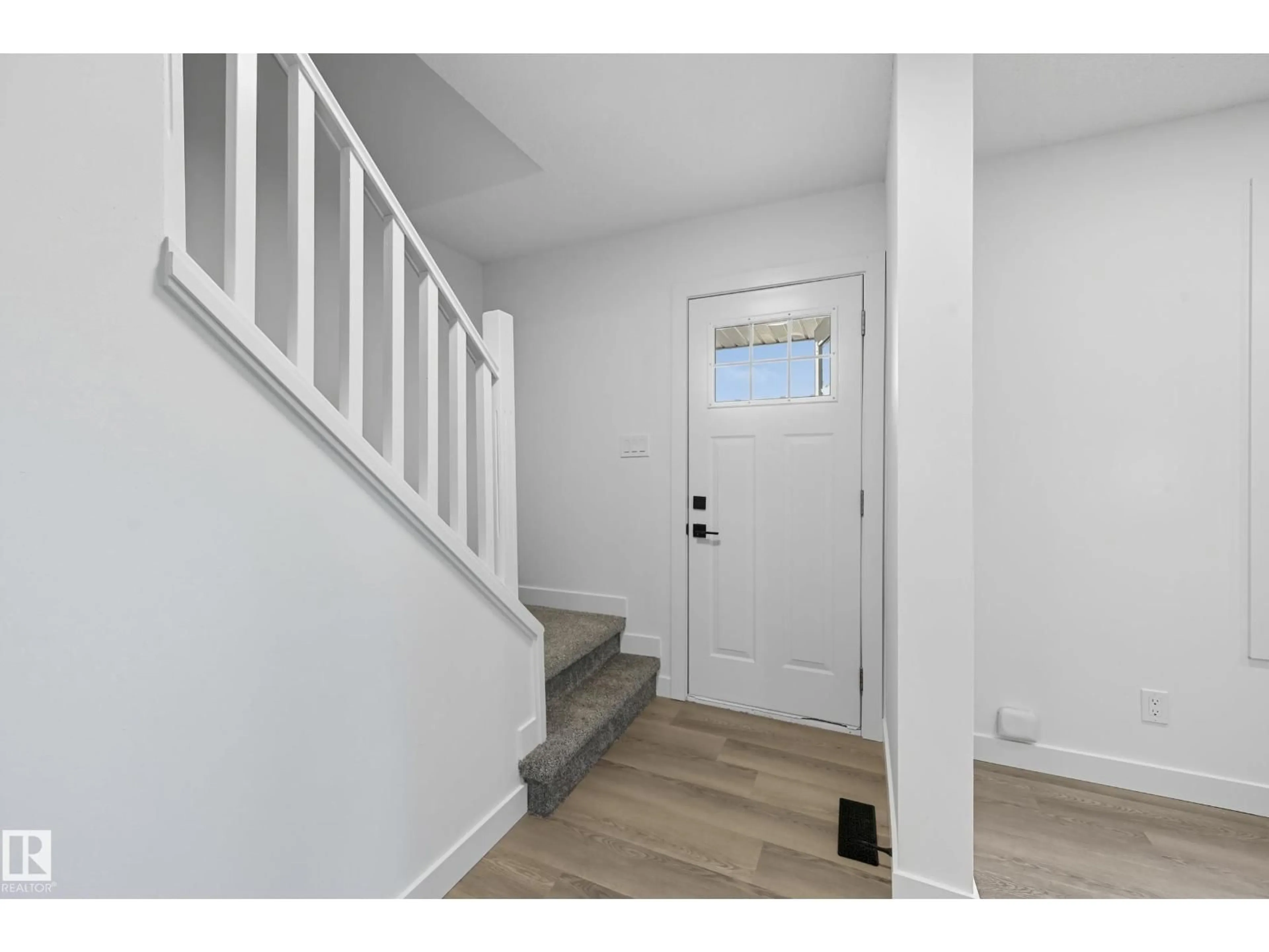 Indoor entryway for 118 PRIMROSE GARDENS NW, Edmonton Alberta T5T0R1