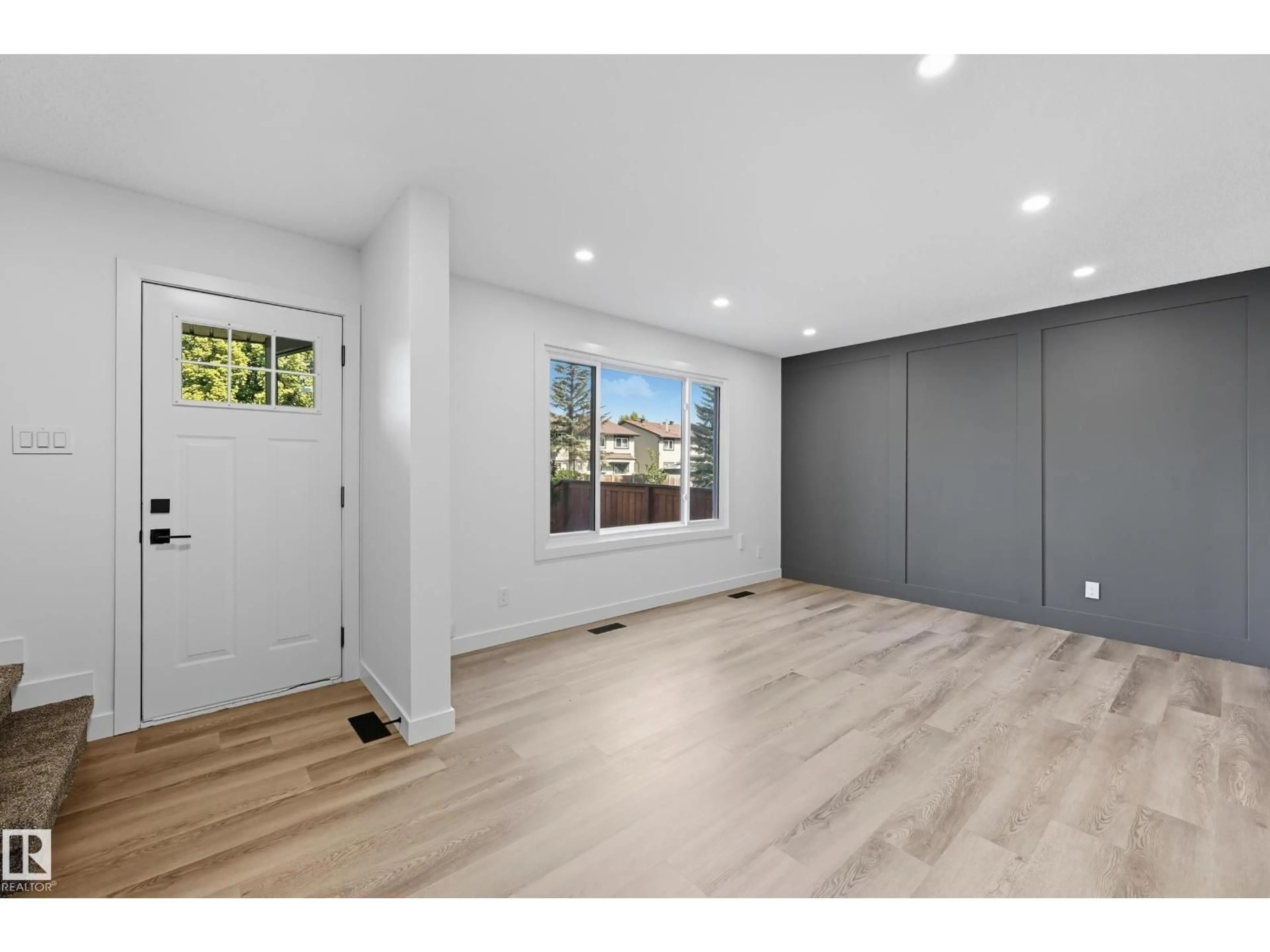 Indoor entryway for 118 PRIMROSE GARDENS NW, Edmonton Alberta T5T0R1