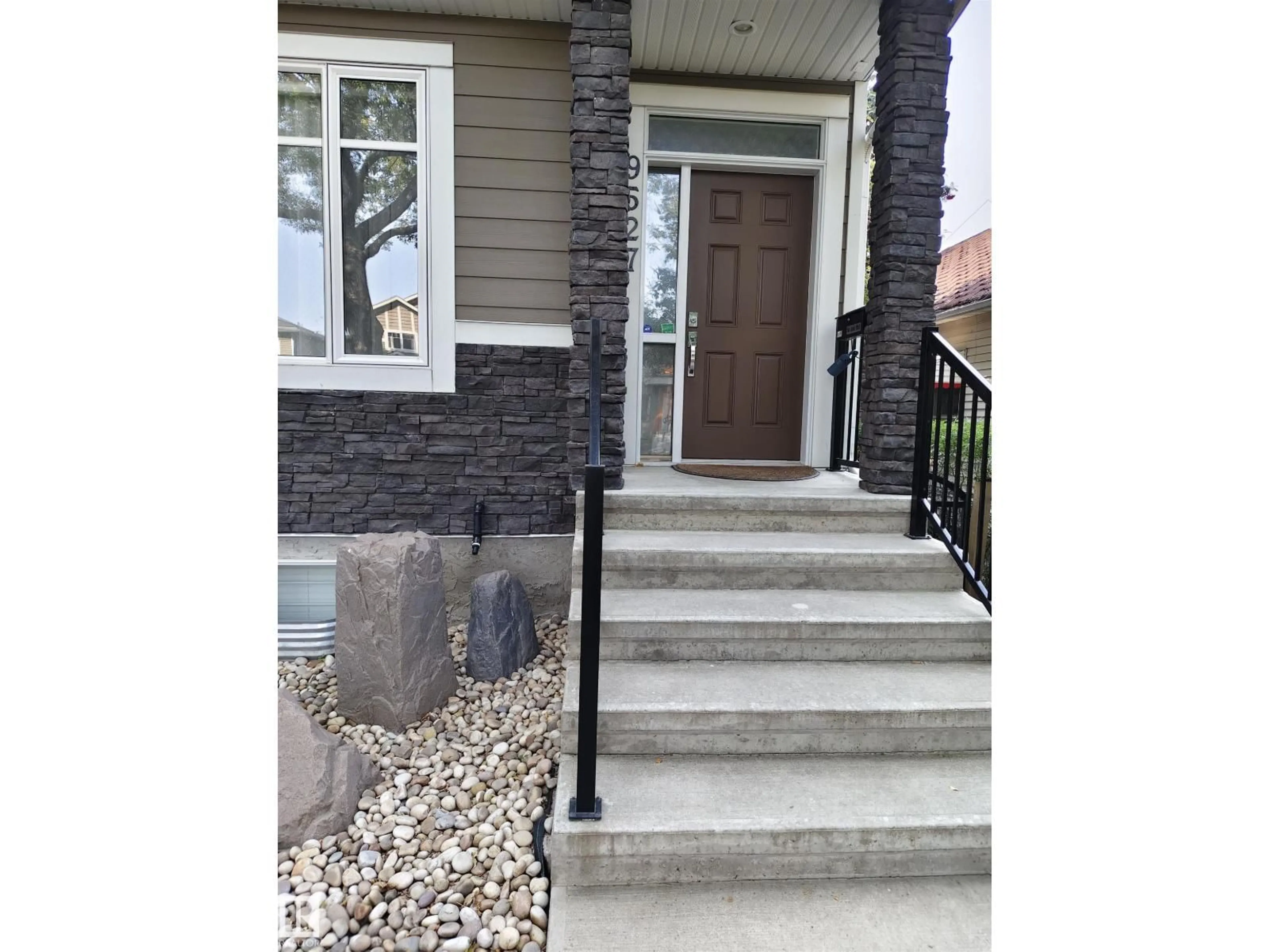 Indoor entryway for 9527 75 AV, Edmonton Alberta T6E1H5