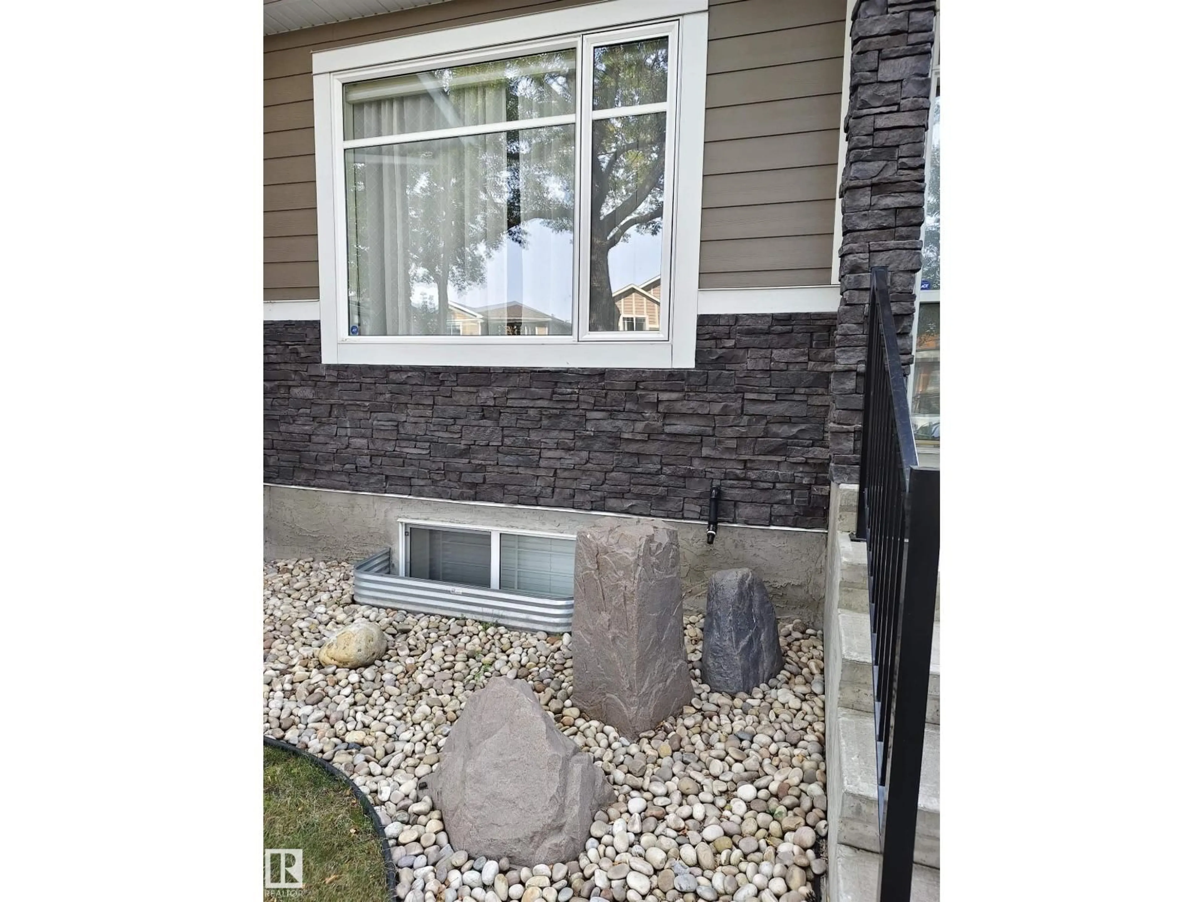 Unknown for 9527 75 AV, Edmonton Alberta T6E1H5