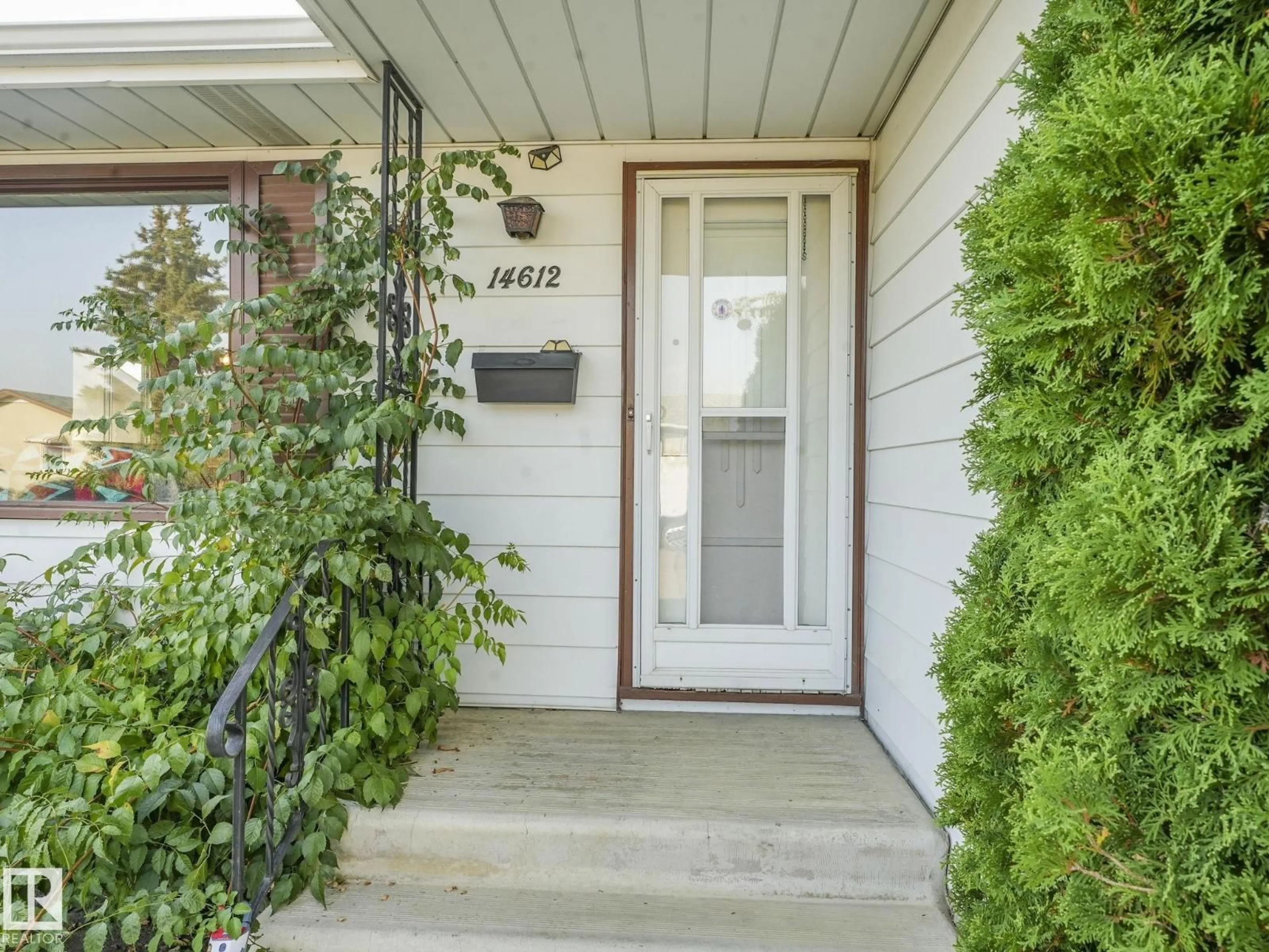 Indoor entryway for NW - 14612 114A ST, Edmonton Alberta T5X1R2