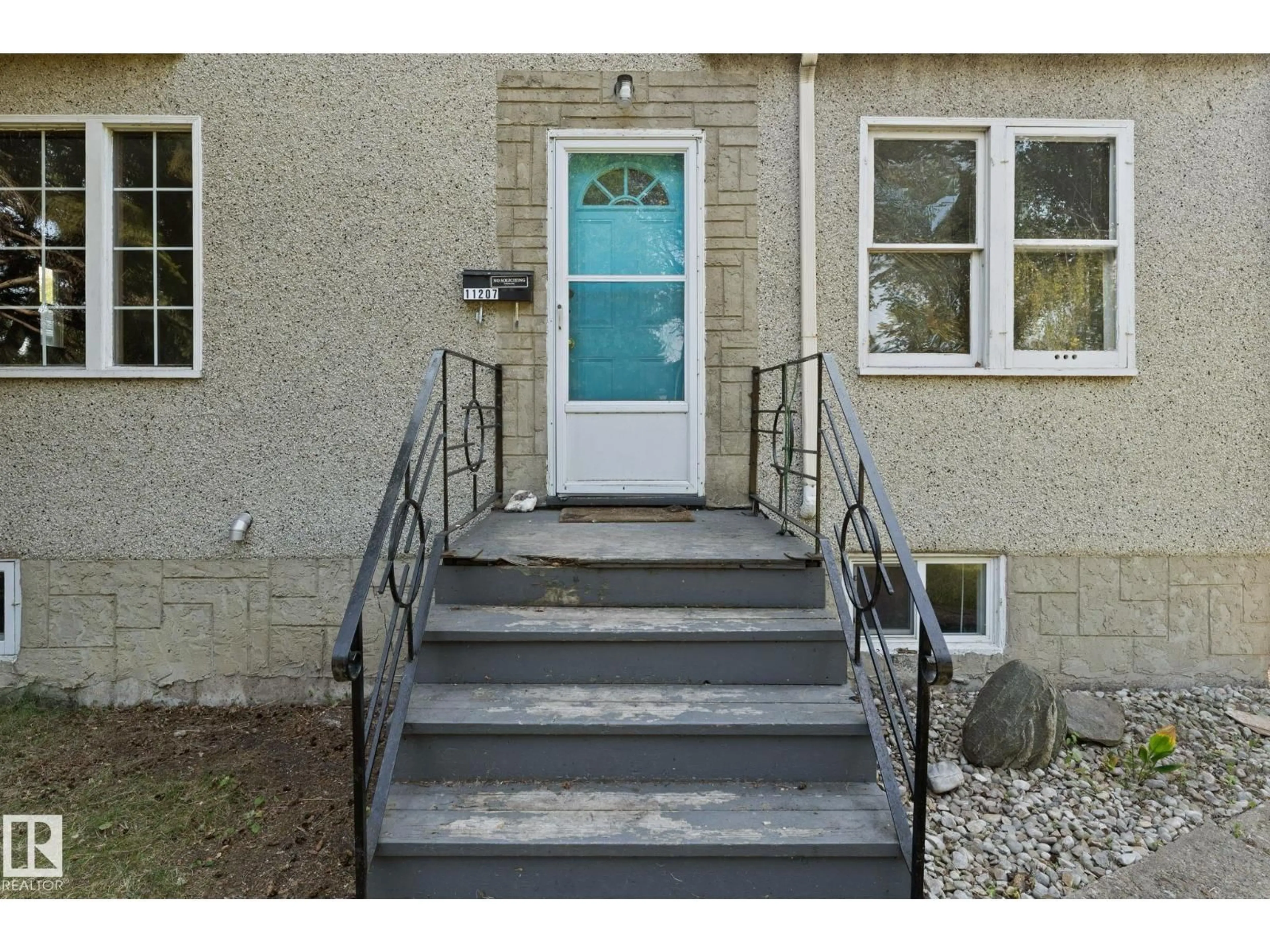Indoor entryway for 11207 73 AV, Edmonton Alberta T6G0C7