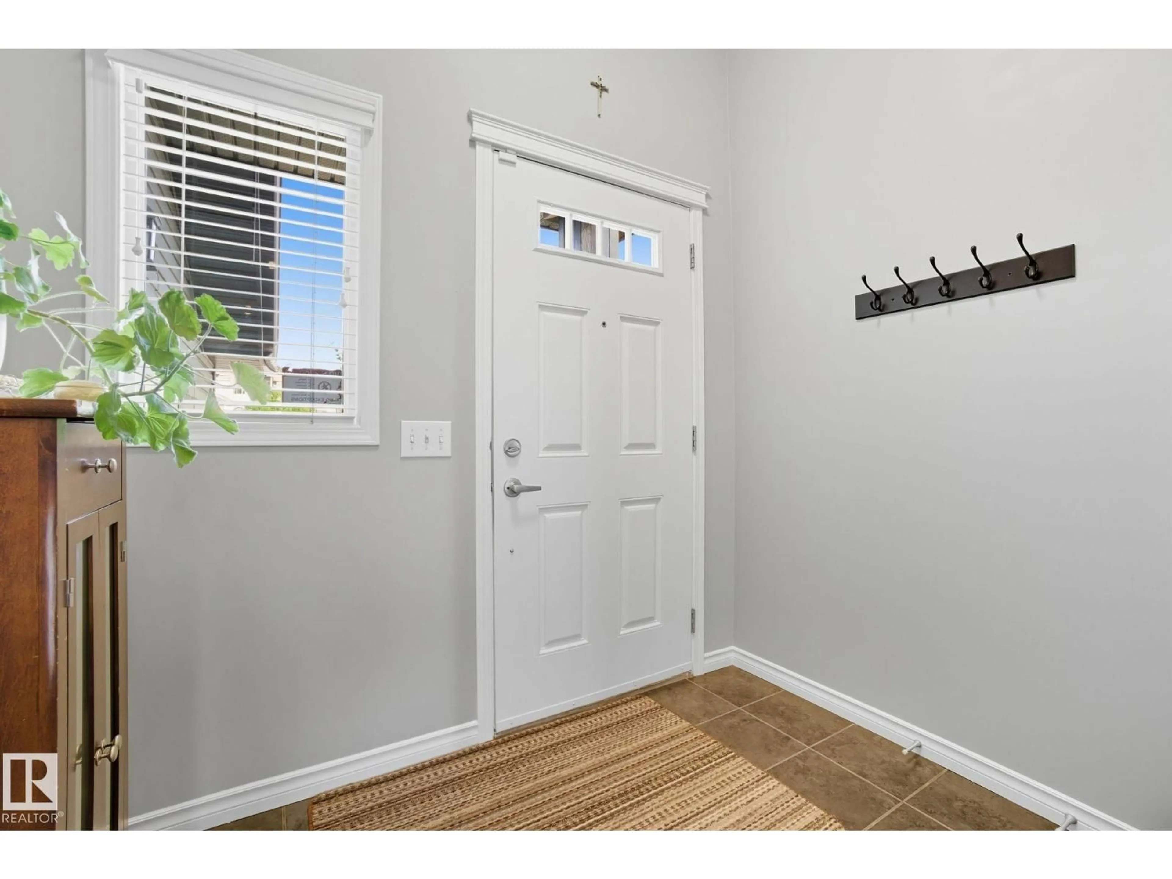 Indoor entryway for 18012 85 ST, Edmonton Alberta T5Z0E4