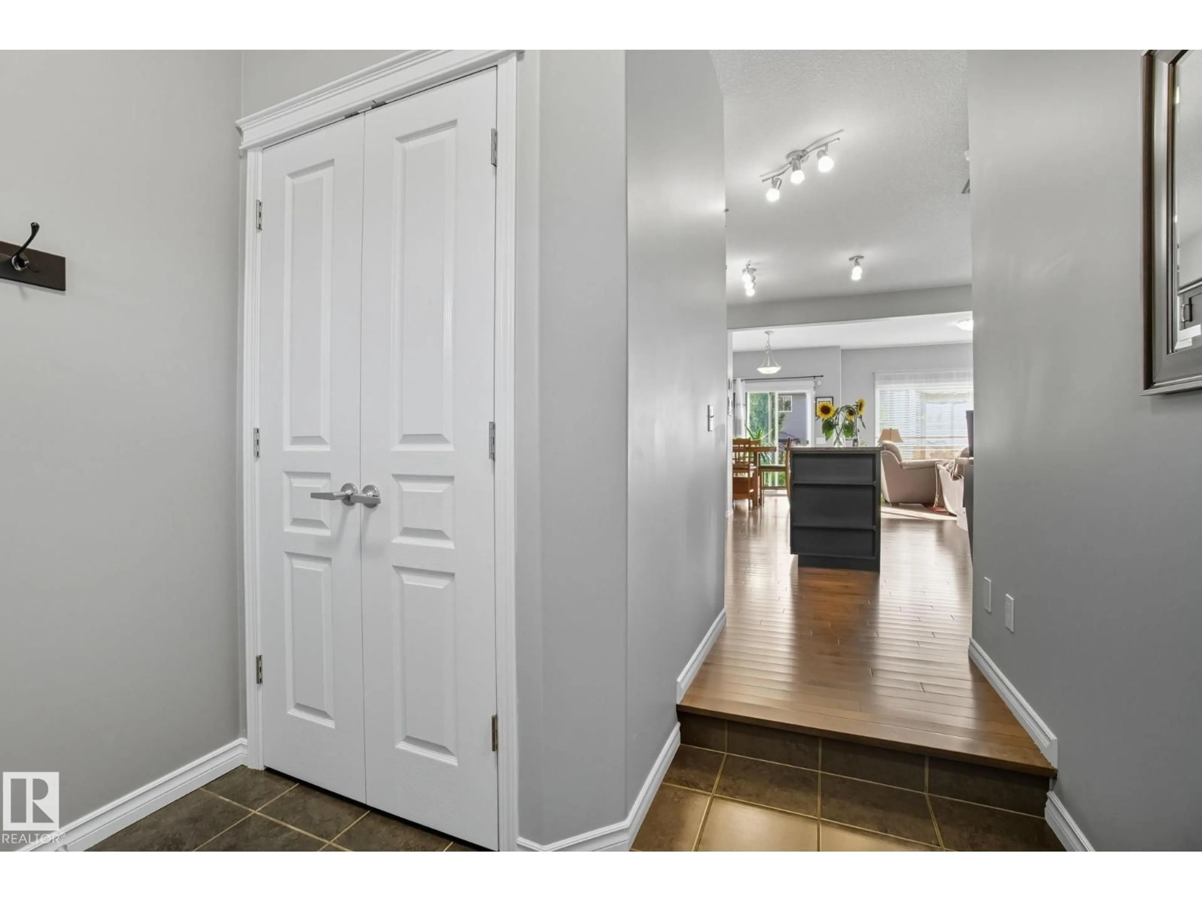 Indoor entryway for 18012 85 ST, Edmonton Alberta T5Z0E4