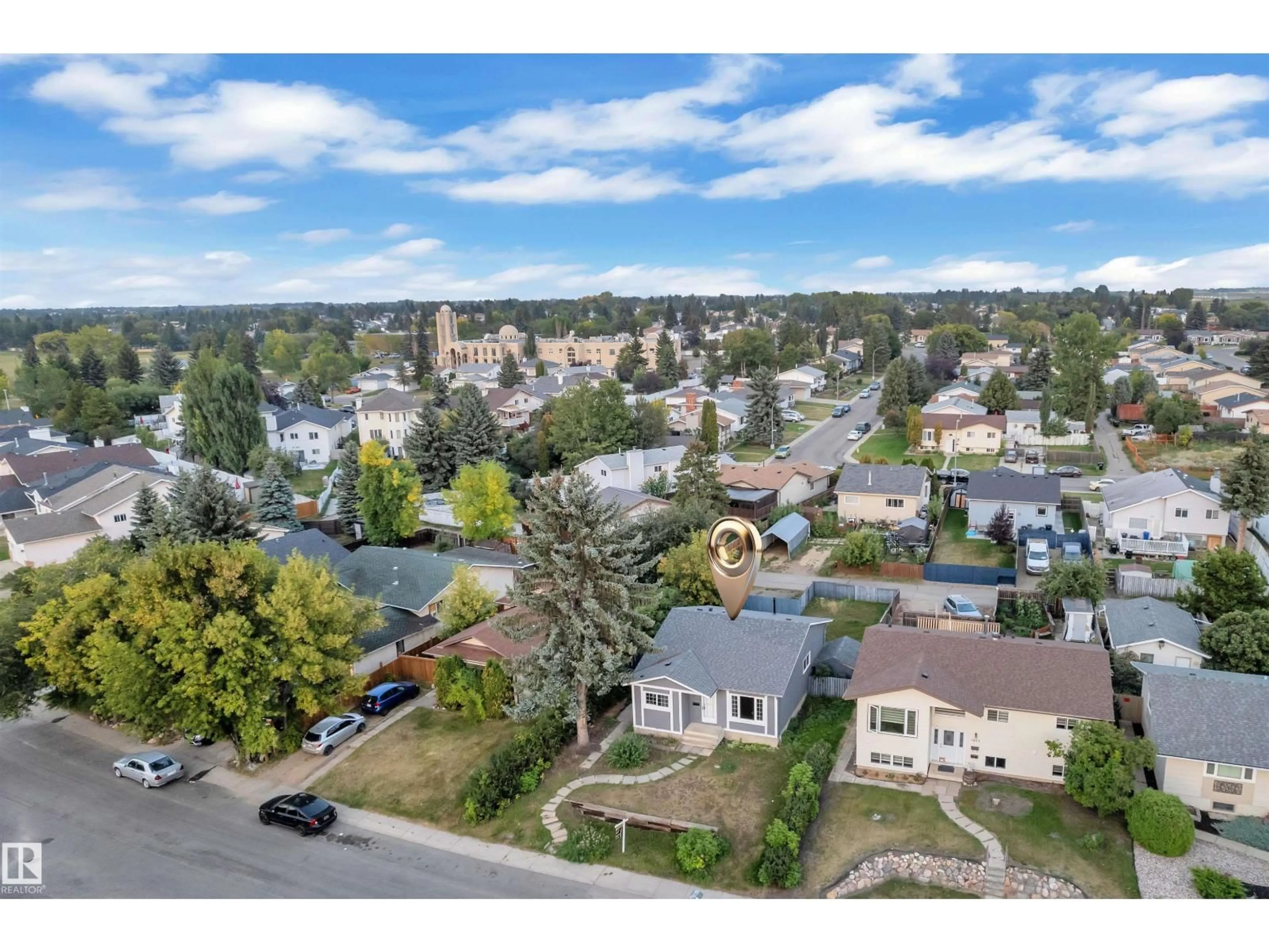 A pic from outside/outdoor area/front of a property/back of a property/a pic from drone, unknown for 1027 61 ST, Edmonton Alberta T6L3W2