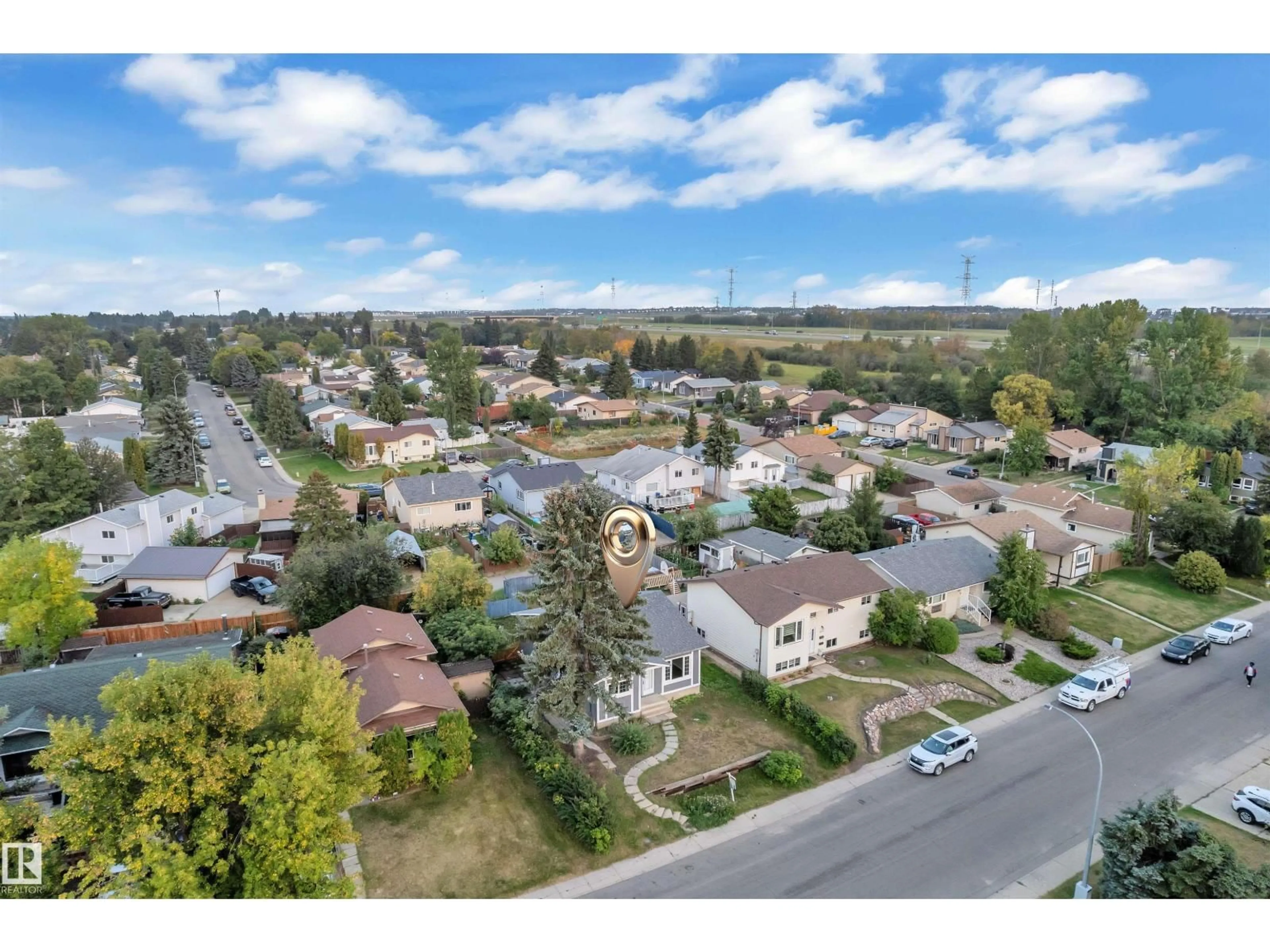A pic from outside/outdoor area/front of a property/back of a property/a pic from drone, unknown for 1027 61 ST, Edmonton Alberta T6L3W2