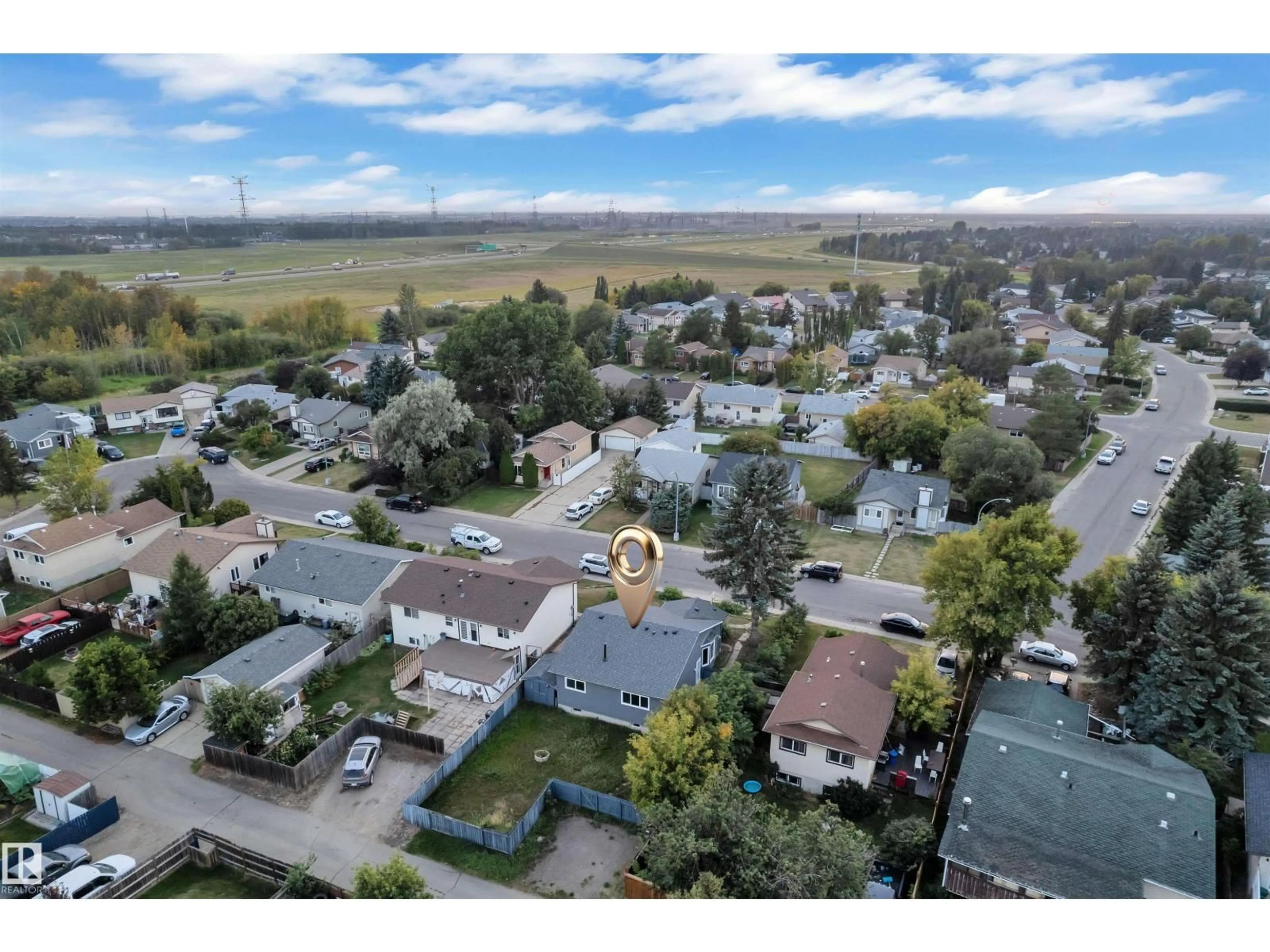 A pic from outside/outdoor area/front of a property/back of a property/a pic from drone, unknown for 1027 61 ST, Edmonton Alberta T6L3W2