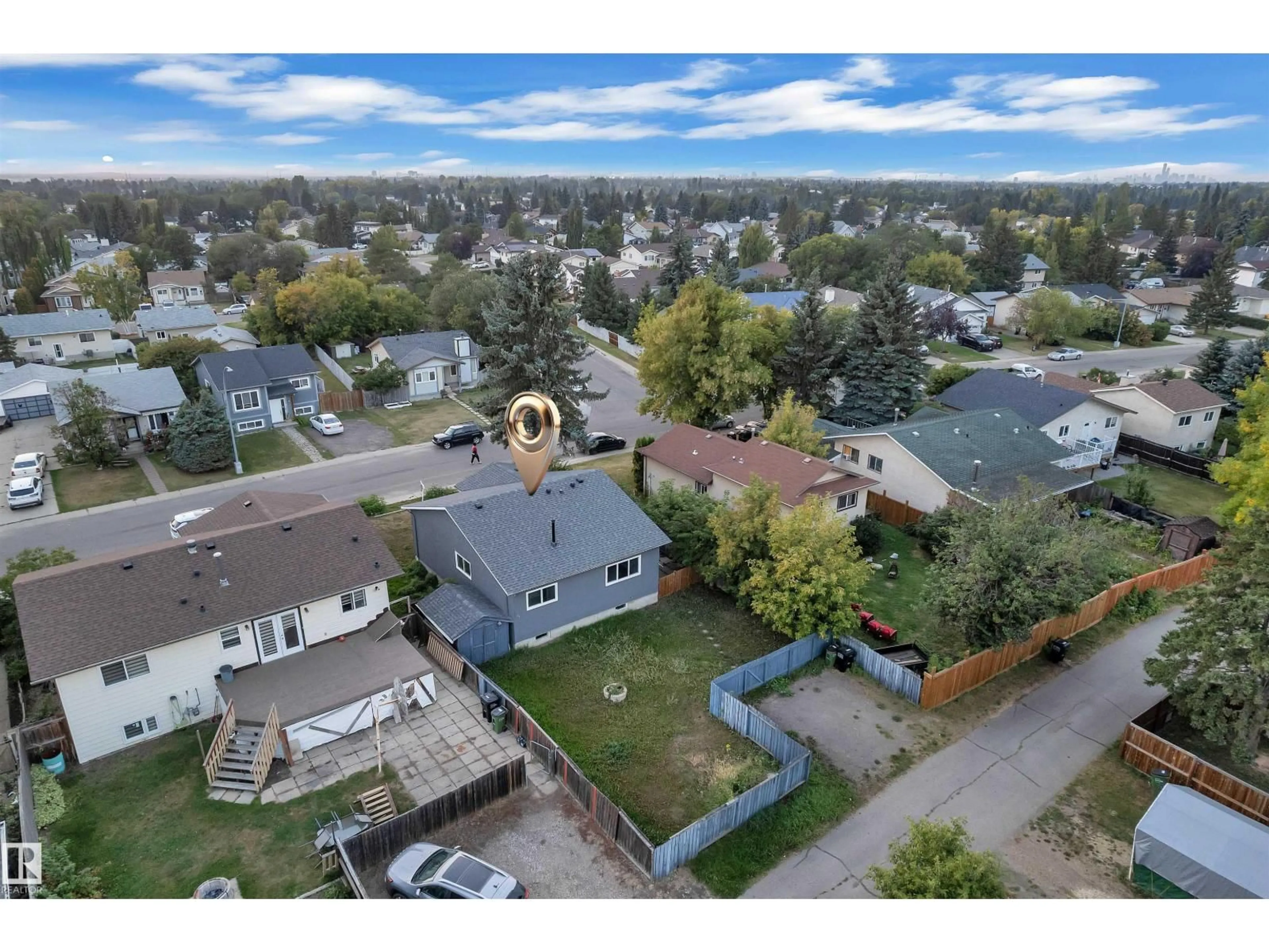 A pic from outside/outdoor area/front of a property/back of a property/a pic from drone, street for 1027 61 ST, Edmonton Alberta T6L3W2