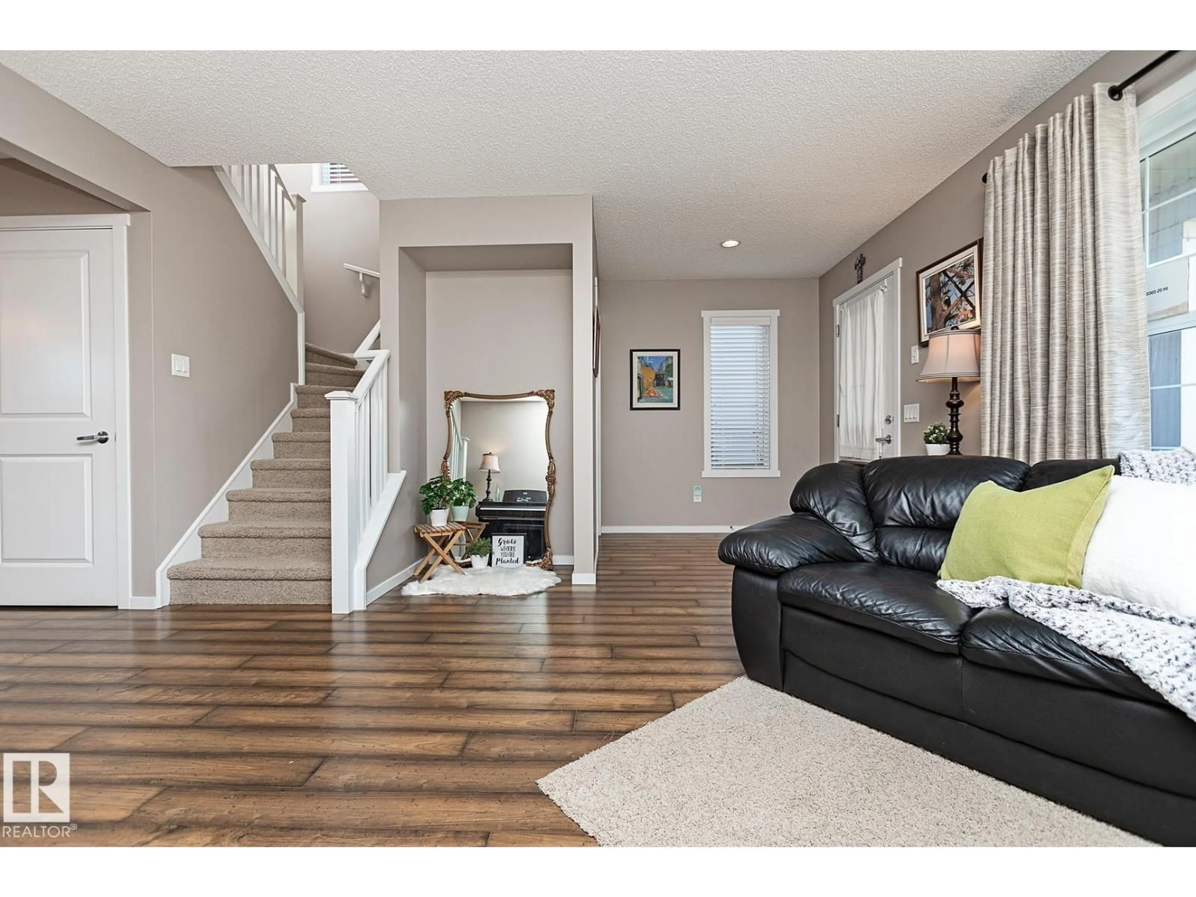 Indoor entryway for 1117 CHAPPELLE BOULEVARD, Edmonton Alberta T6W0Y9