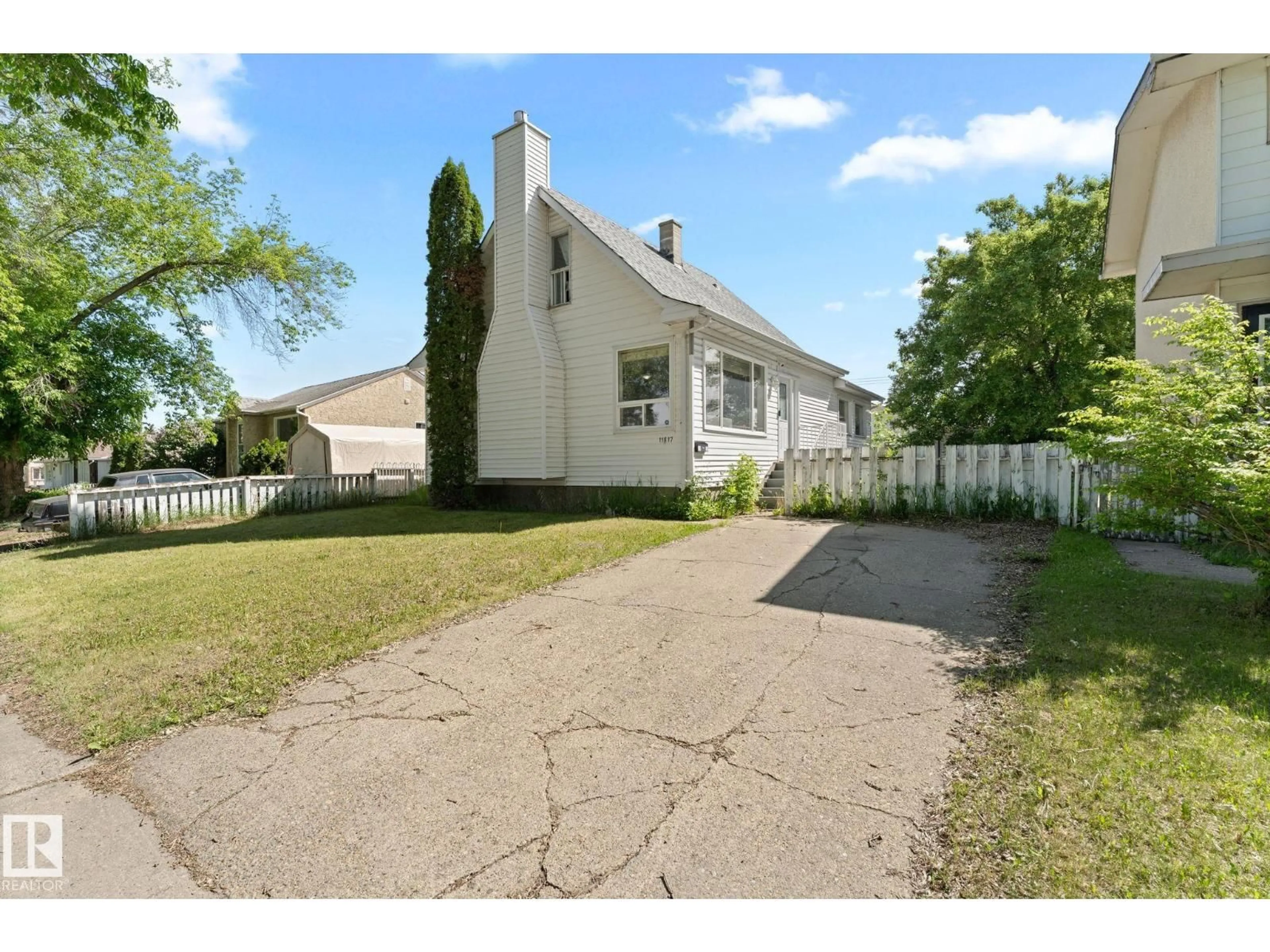 A pic from outside/outdoor area/front of a property/back of a property/a pic from drone, street for 11817 44 ST, Edmonton Alberta T5W2S4