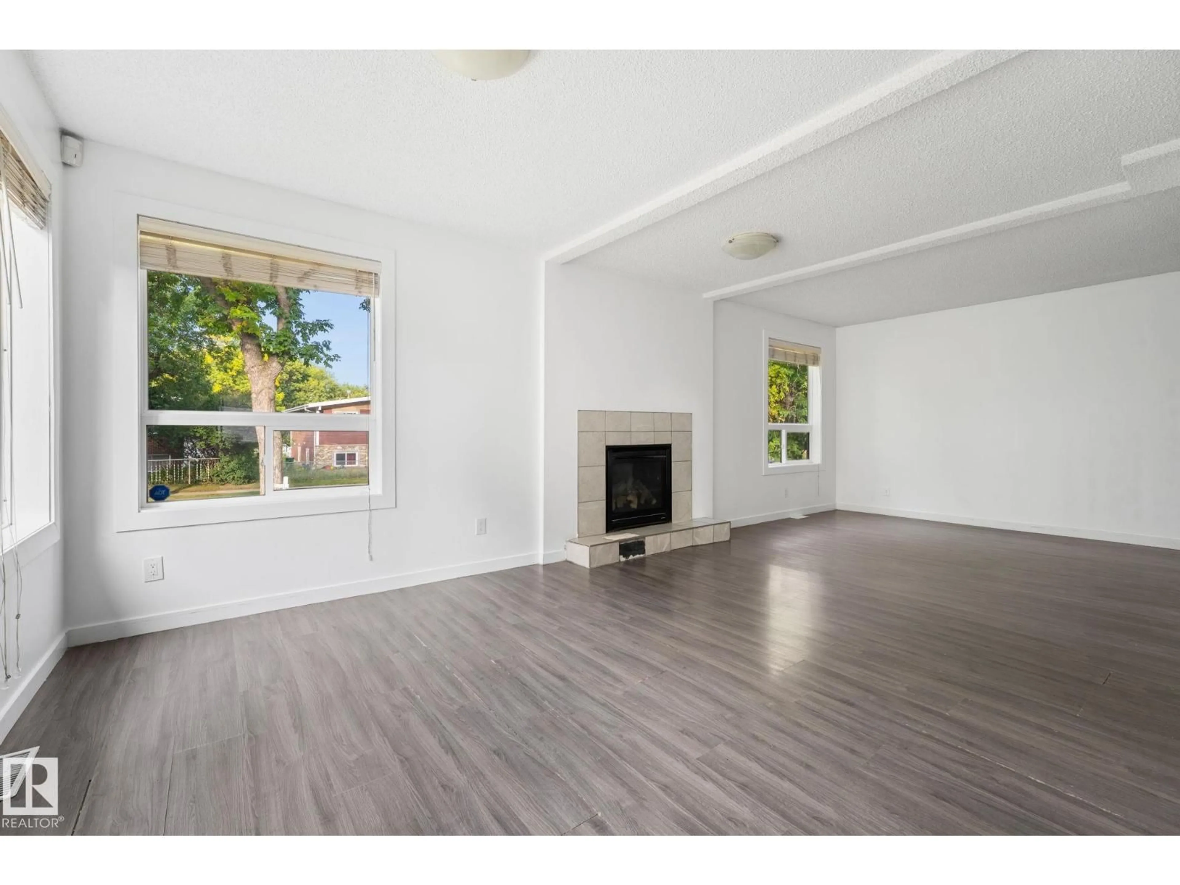 A pic of a room for 11817 44 ST, Edmonton Alberta T5W2S4