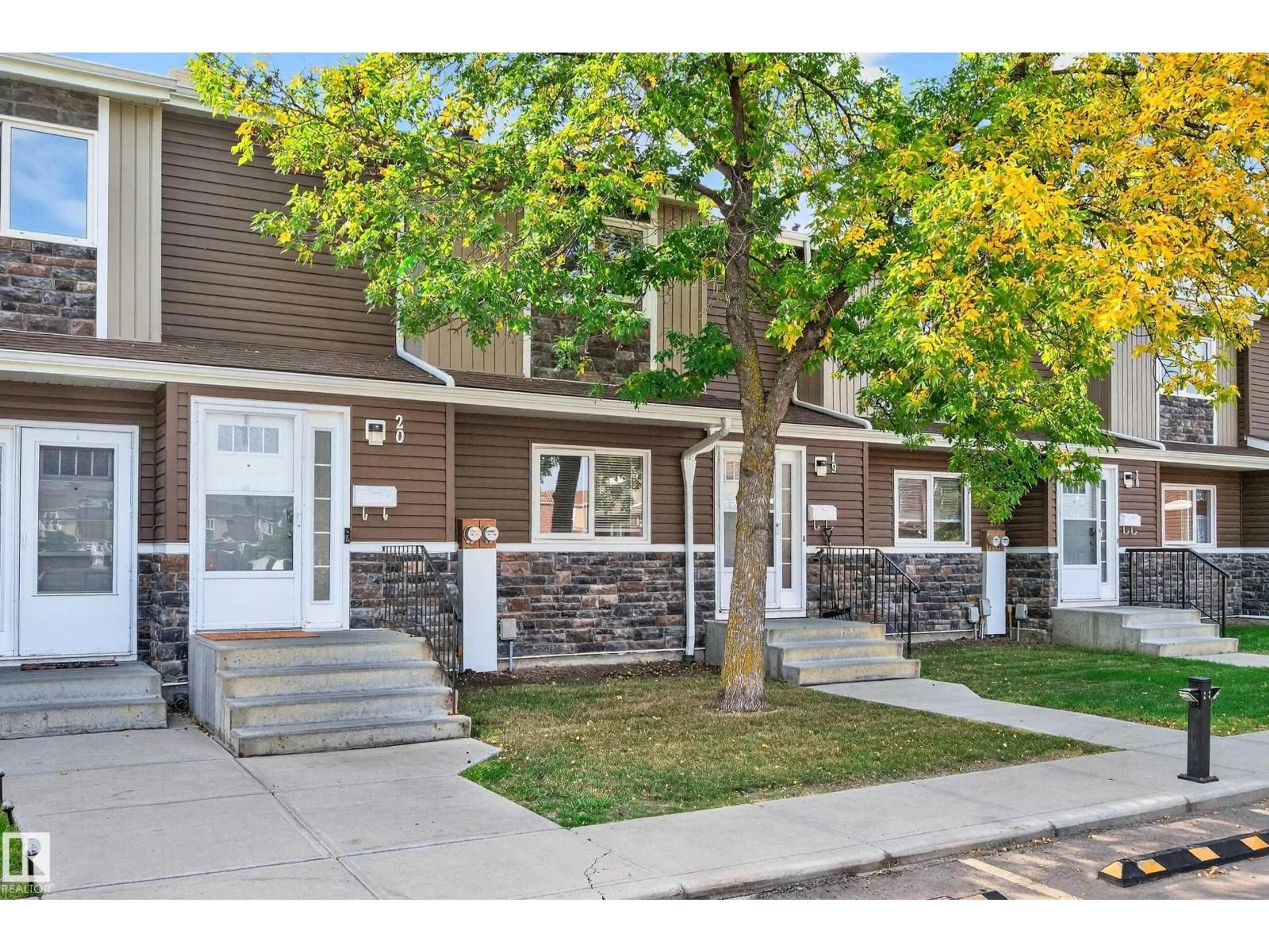 Home with vinyl exterior material, street for 19 - 3115 119 ST, Edmonton Alberta T6J5N5