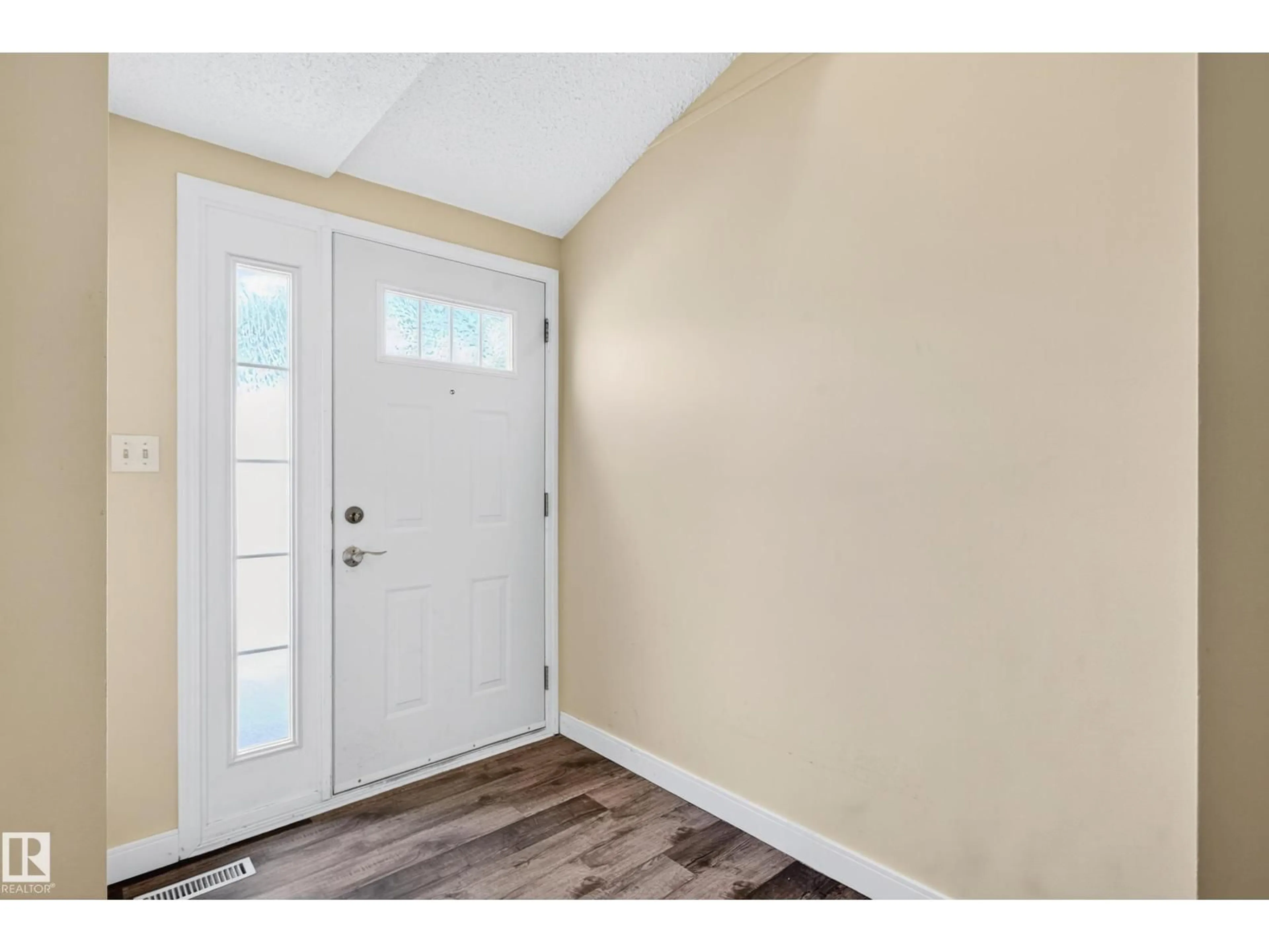 Indoor entryway for 19 - 3115 119 ST, Edmonton Alberta T6J5N5