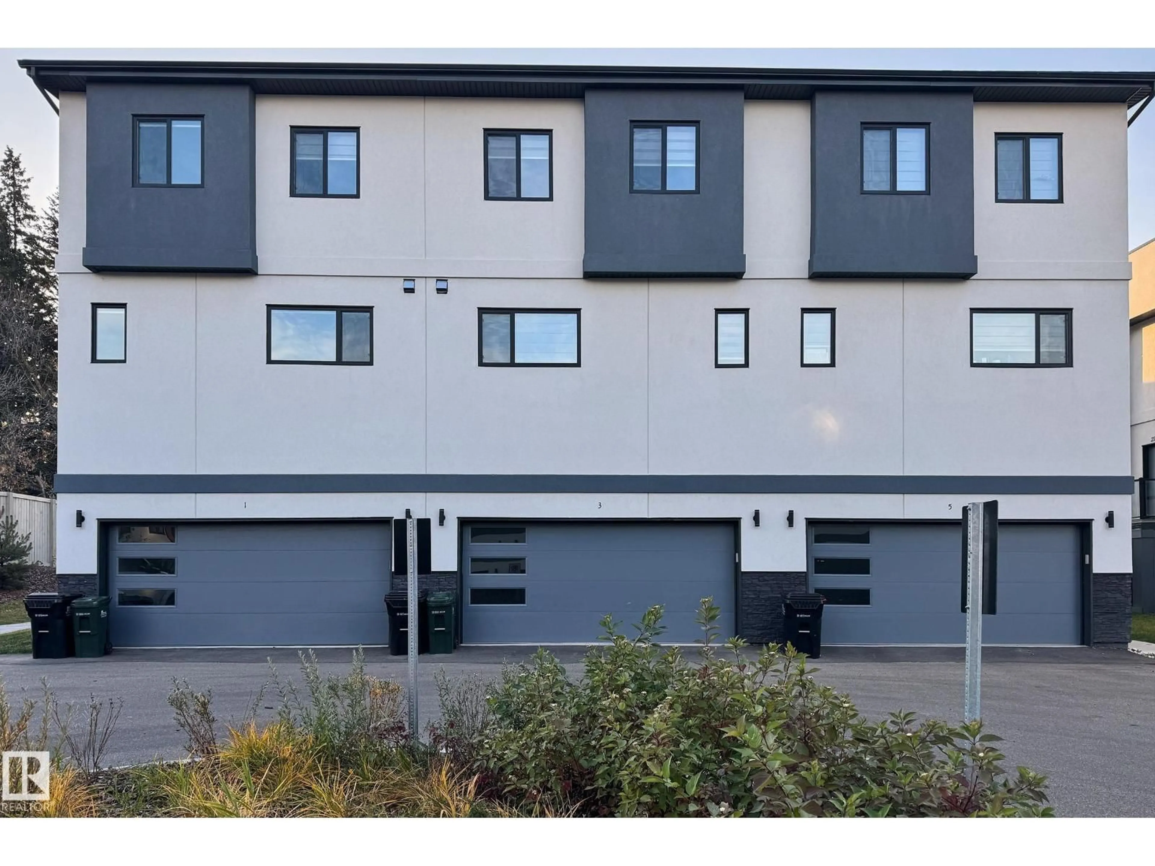A pic from outside/outdoor area/front of a property/back of a property/a pic from drone, street for 10 - 28 SALISBURY WY, Sherwood Park Alberta T8B0B1