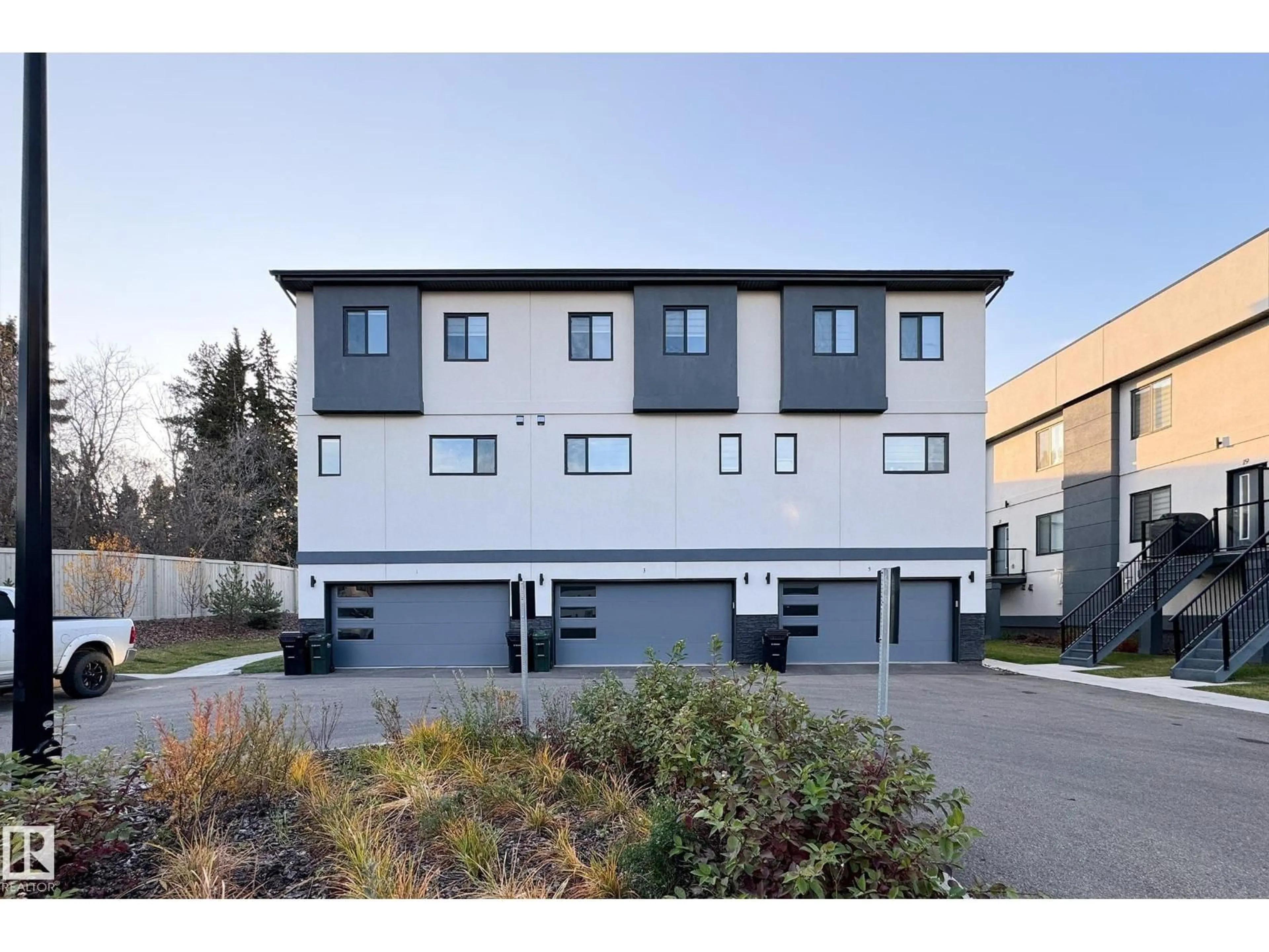 A pic from outside/outdoor area/front of a property/back of a property/a pic from drone, street for 10 - 28 SALISBURY WY, Sherwood Park Alberta T8B0B1