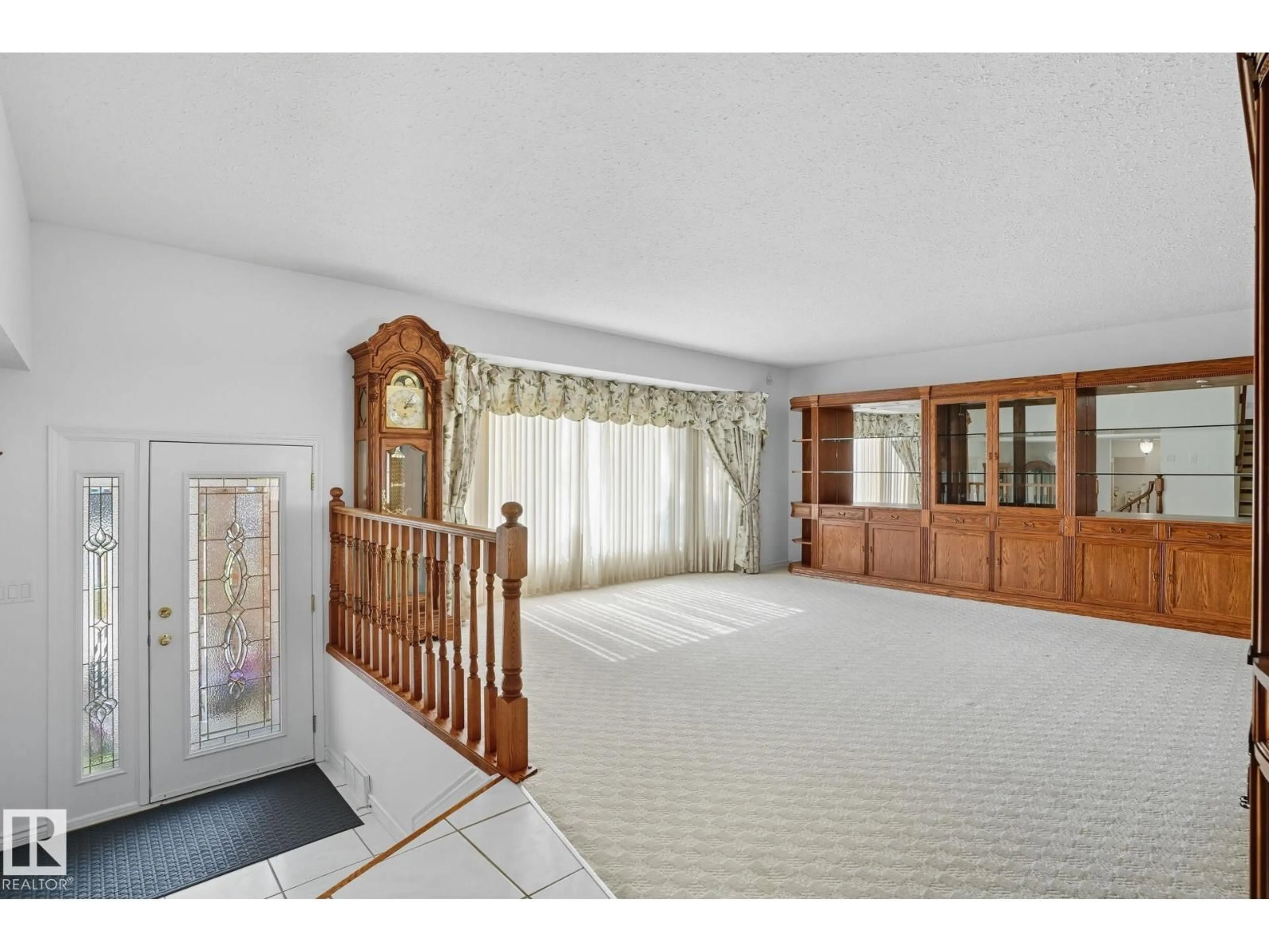 Indoor foyer for 10430 31A AV, Edmonton Alberta T6J3B4