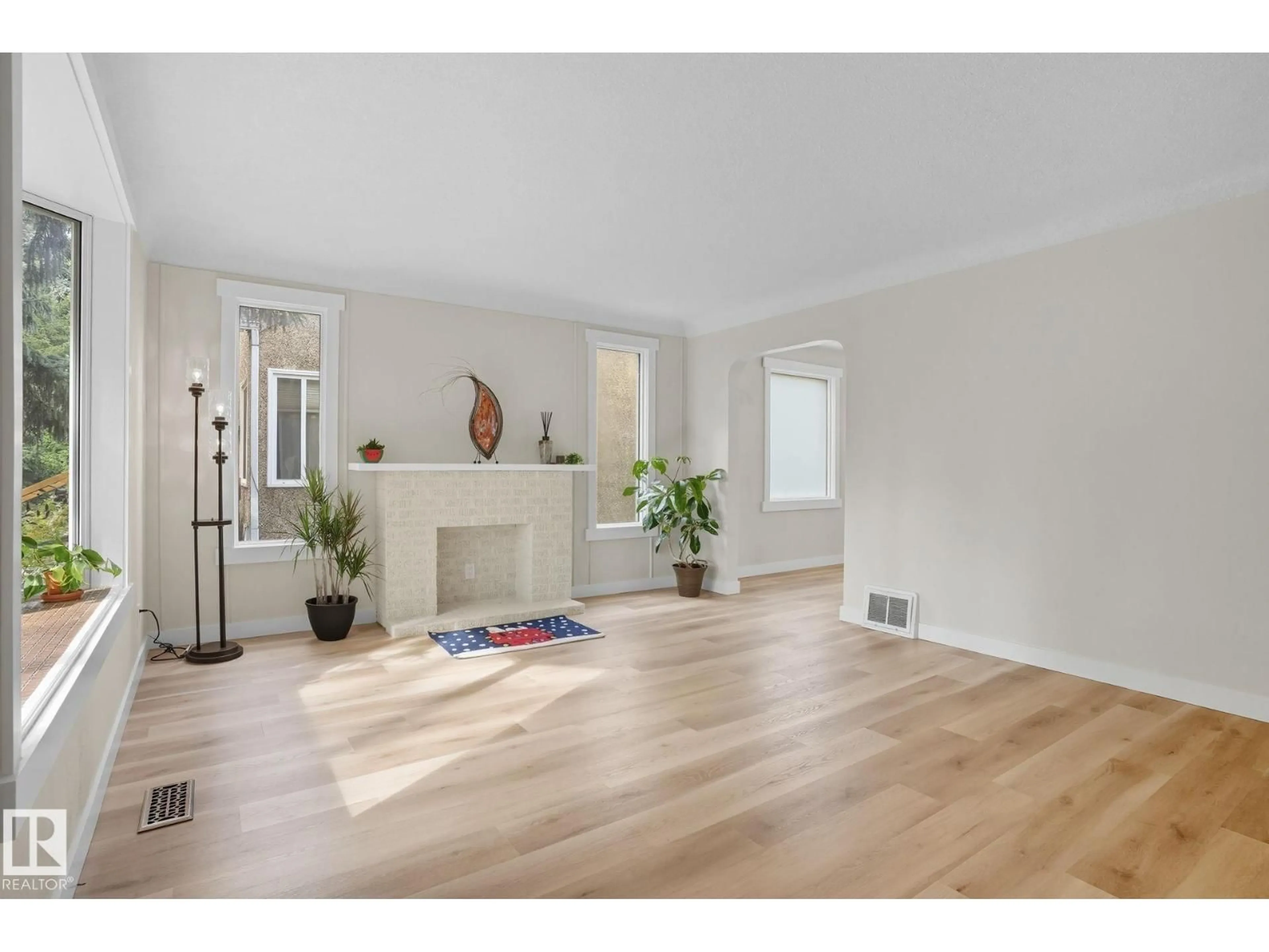 Indoor entryway for 11222 71 AV, Edmonton Alberta T6G0A6