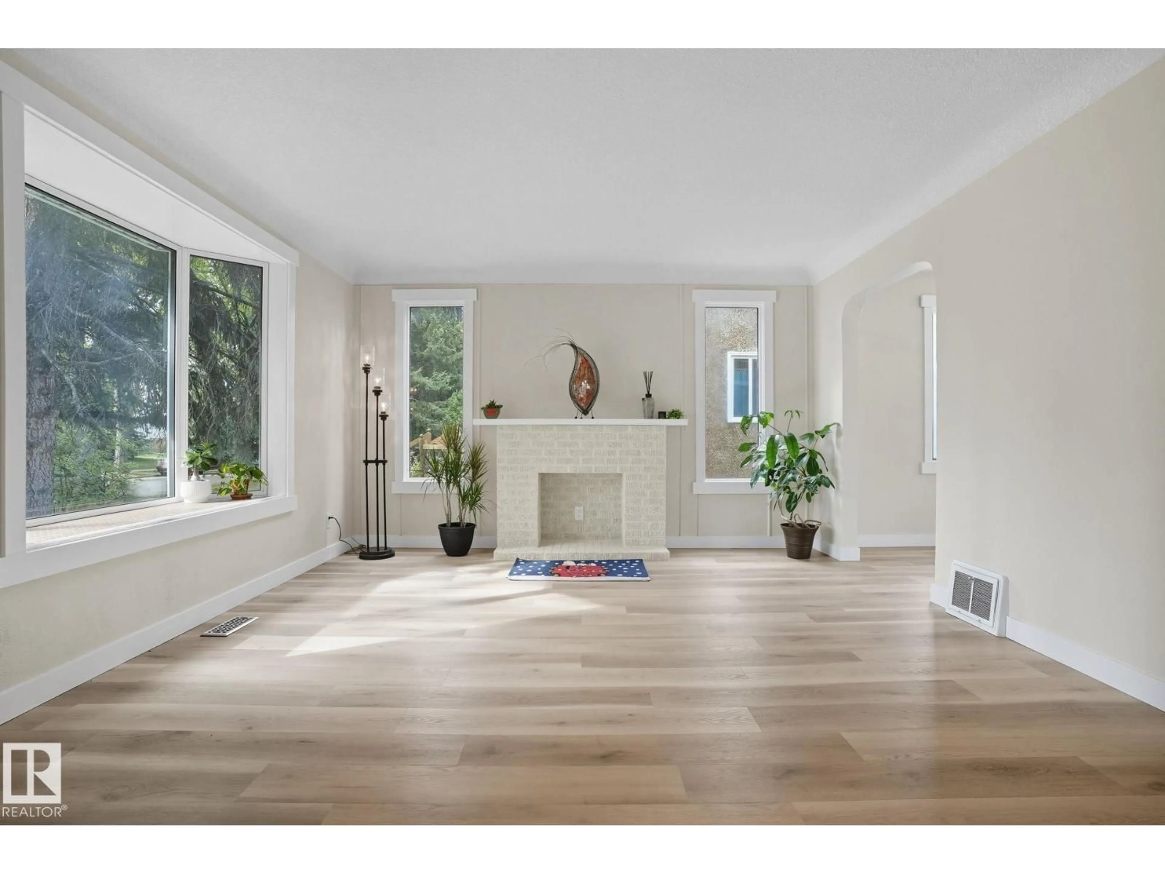 Indoor entryway for 11222 71 AV, Edmonton Alberta T6G0A6