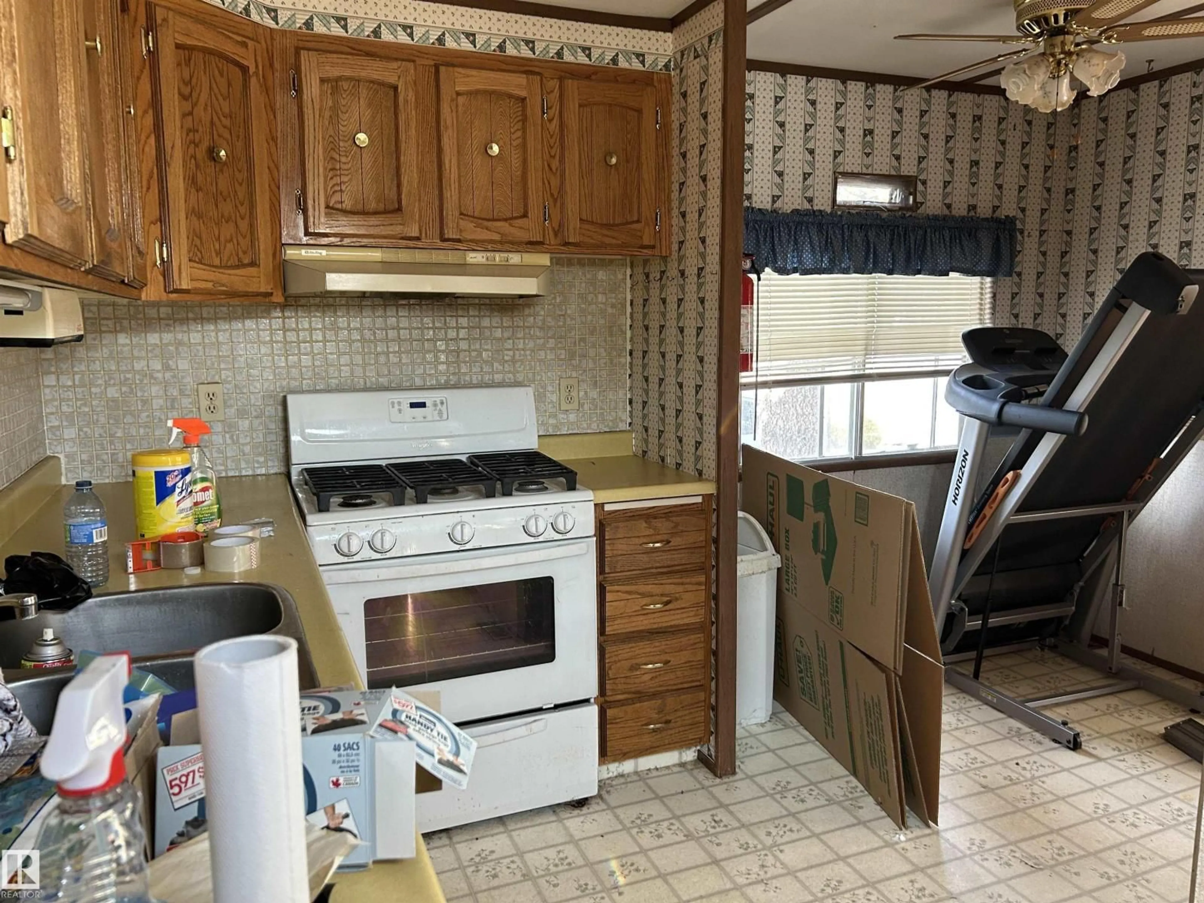 Standard kitchen, ceramic/tile floor for 5425 EASTVIEW CR, Redwater Alberta T0A2W0