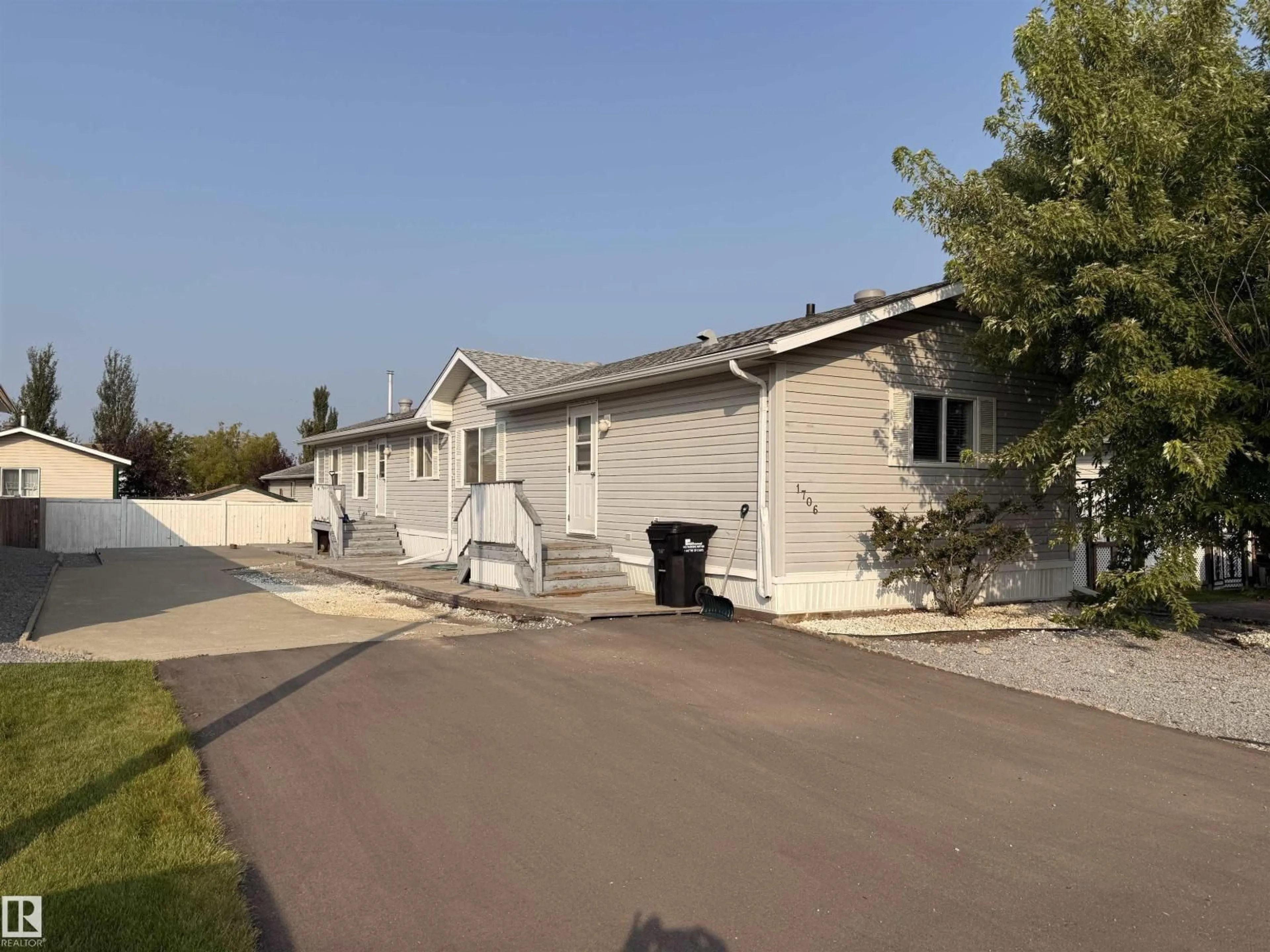 Unknown for 1706 JUBILEE LO, Sherwood Park Alberta T8H2N5