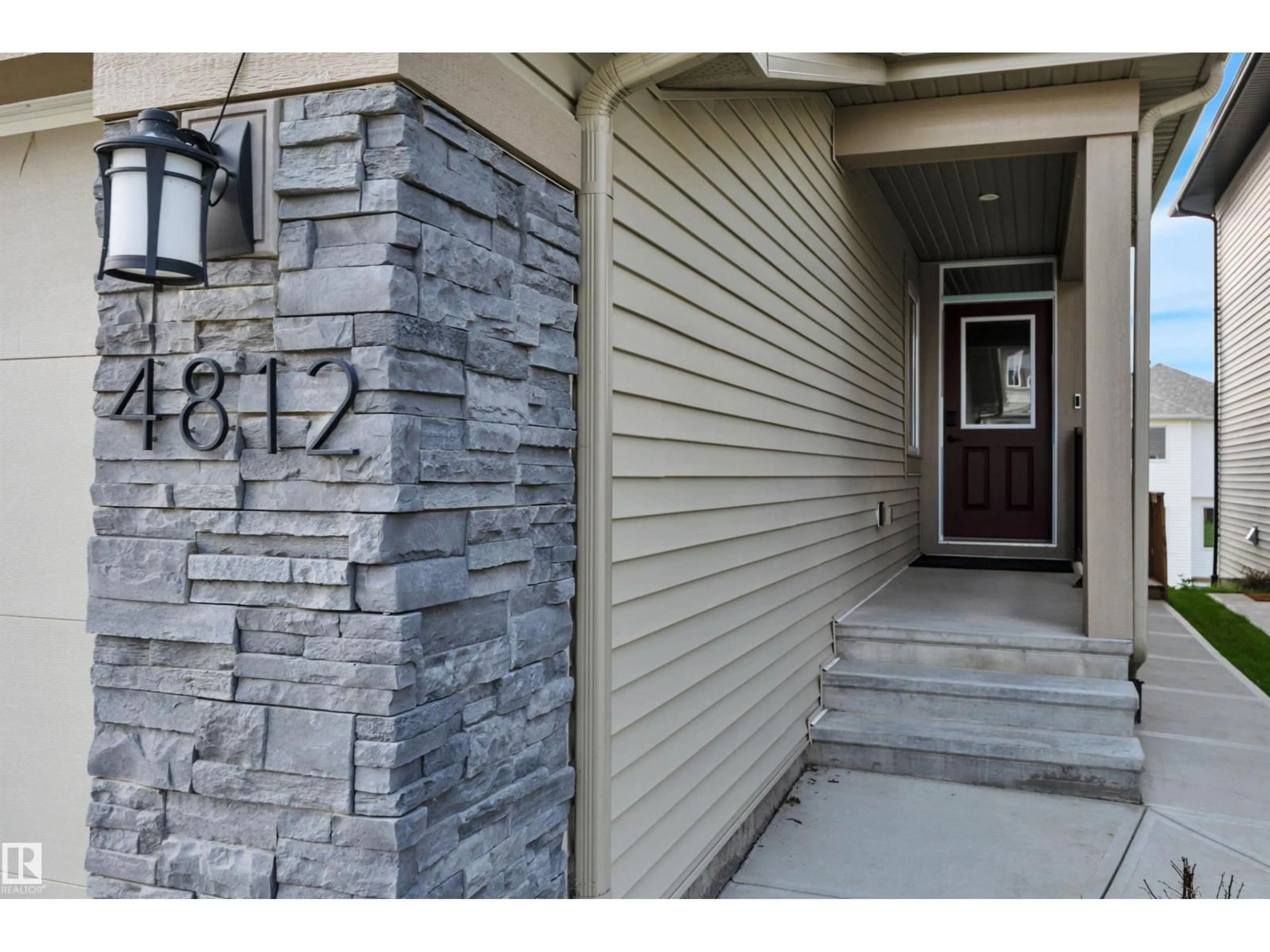 Indoor entryway for 4812 KINNEY RD, Edmonton Alberta T6W5G2