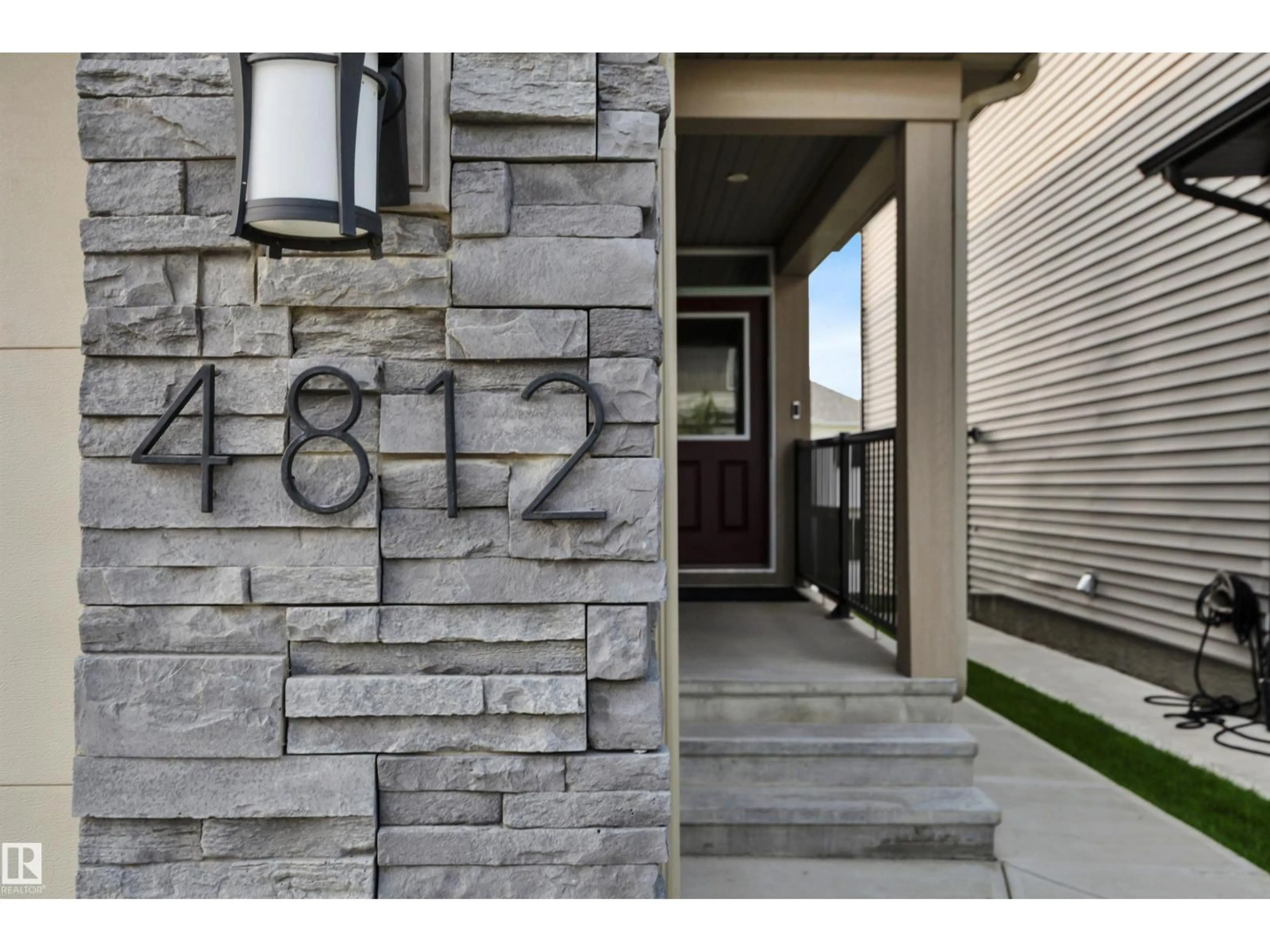 Indoor entryway for 4812 KINNEY RD, Edmonton Alberta T6W5G2